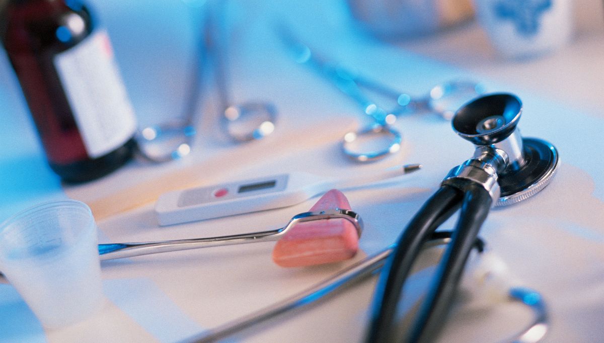 Frasco, tesoura, estetoscópio, termómetro, copo plástico para comprimido e martelo neurológico.