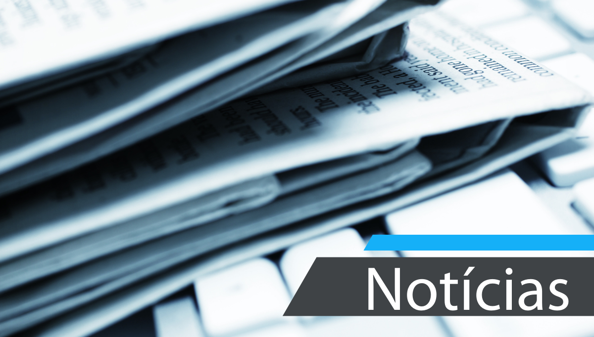 Jornais dobrados, empilhados como fundo, com palavra notícias do lado direito