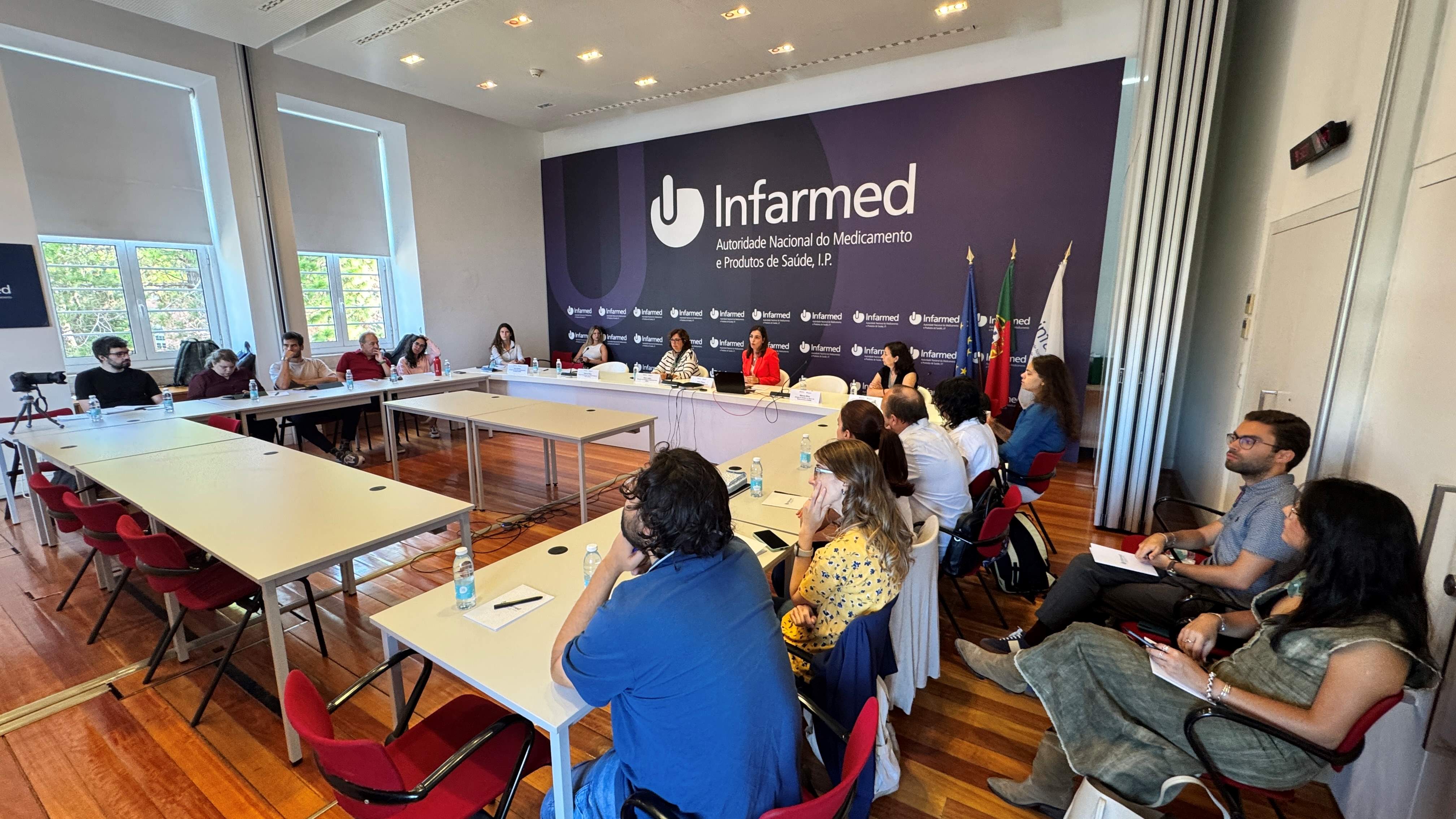 Alunos do 64.º CESP recebidos no Infarmed