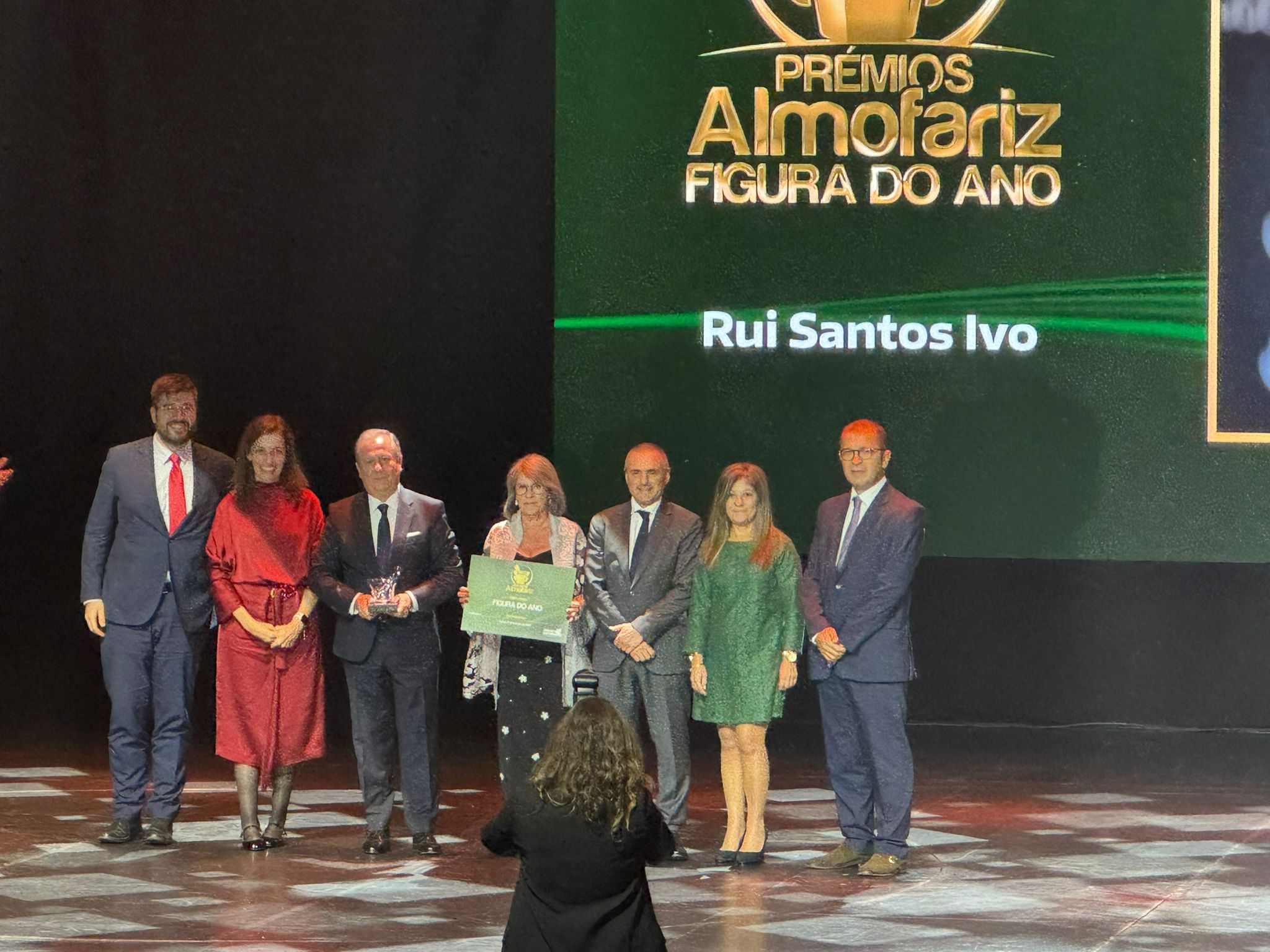 Imagem WhatsApp 2025-10-22 às 09.01.21_bc852e52.jpg Distinção Dr. Rui Santos Ivo Figura do Ano Prémios Almofariz
