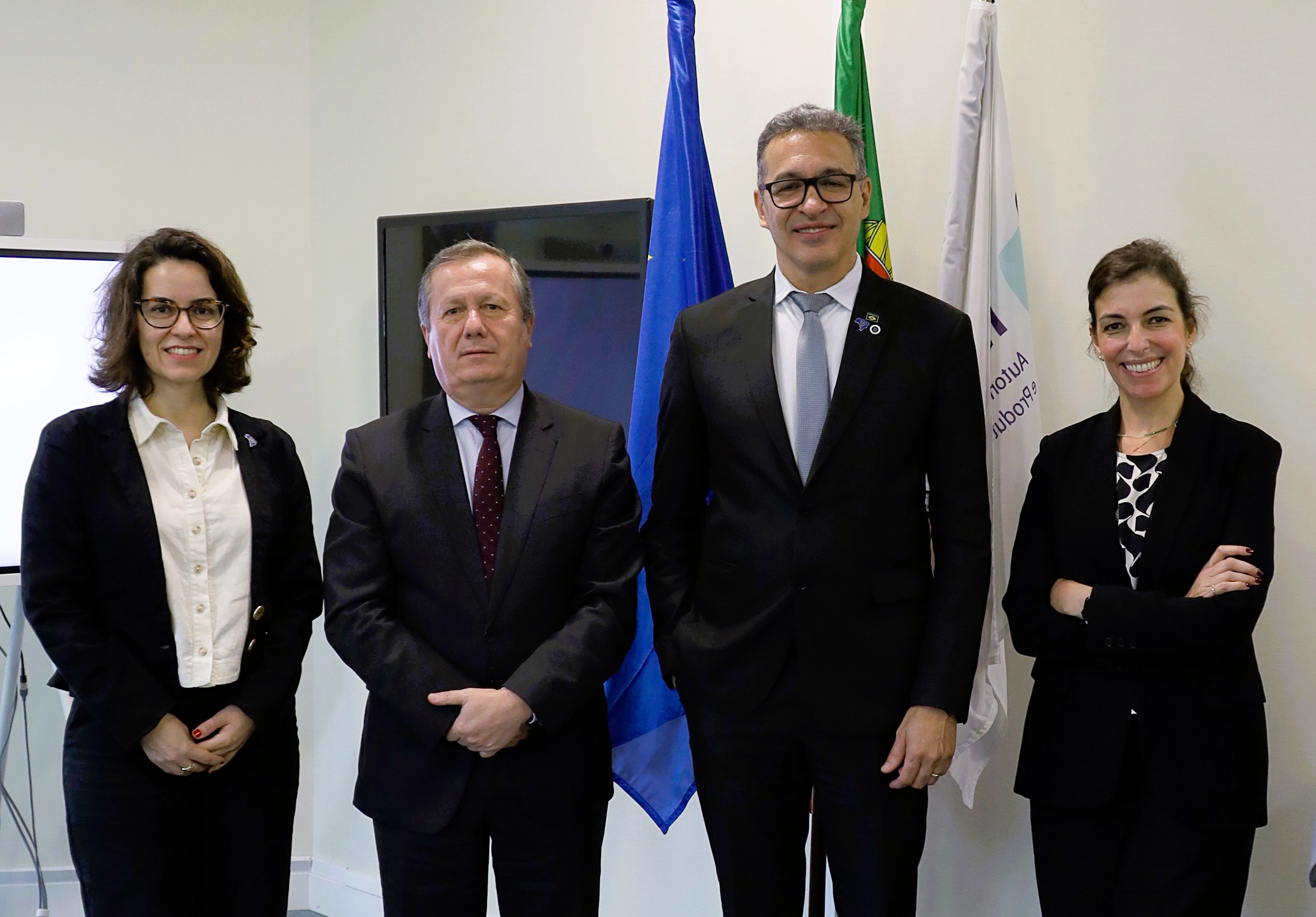 Delegação da Anvisa, composta por Alessandra Paixão e pelo diretor-presidente substituto da Anvisa, Rômison Rodrigues Mota, com o Presidente do Infarmed, Rui Santos Ivo, e a vogal do Conselho Diretivo, Erica Viegas