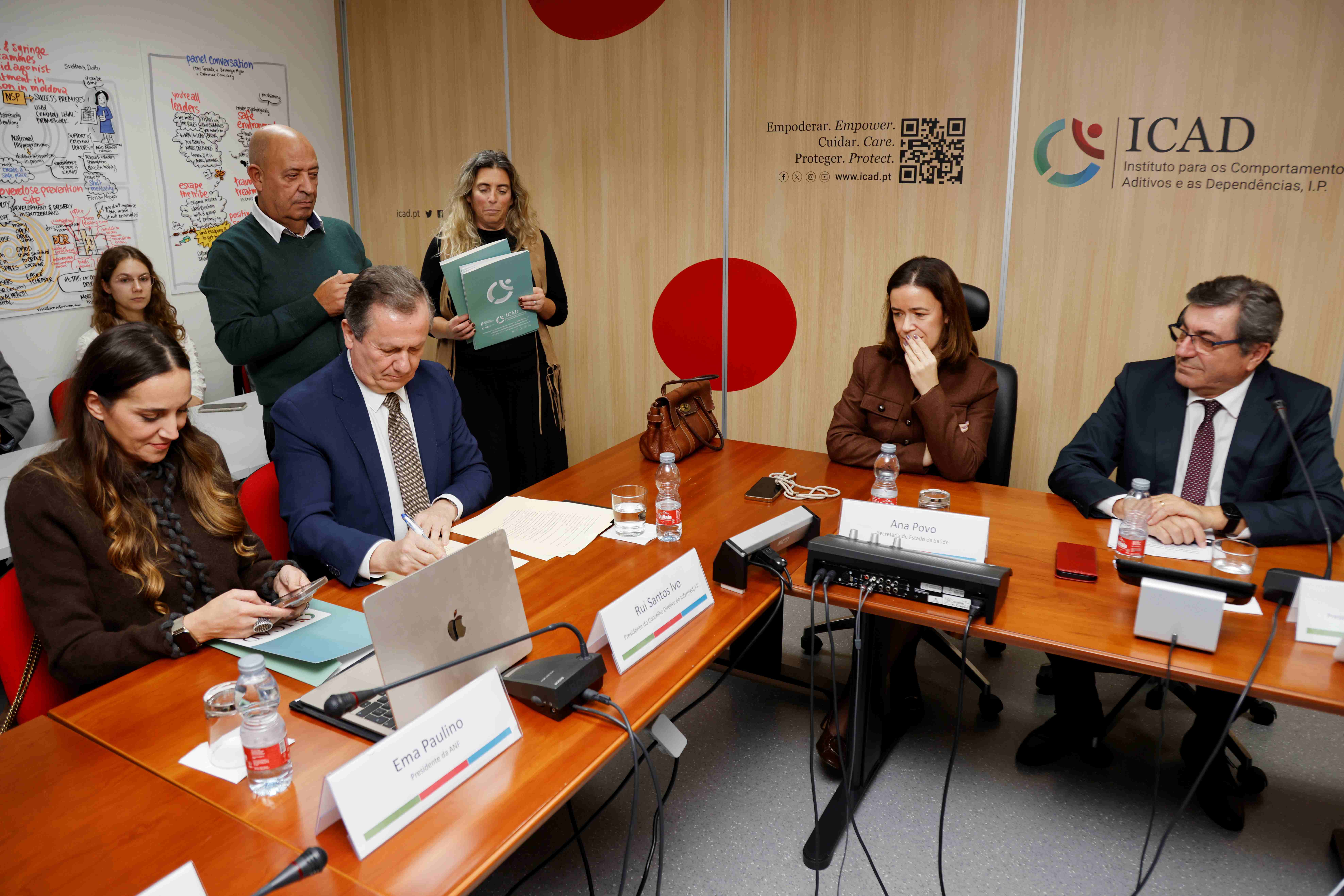 Assinatura do protocolo de dispensa e administração de metadona nas farmácias comunitárias