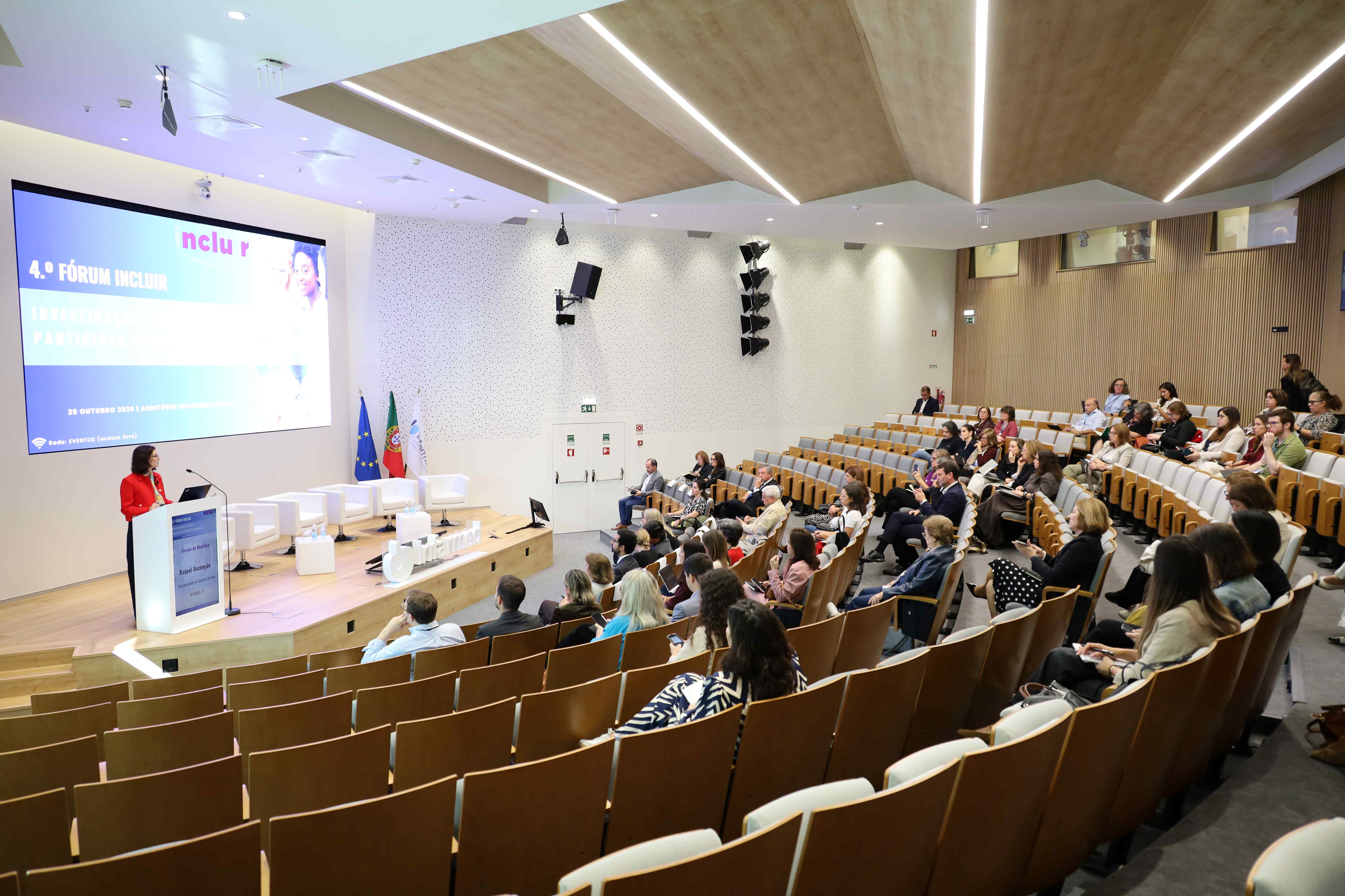 Auditório do Infarmed com participantes na 4.ª edição do Fórum Incluir