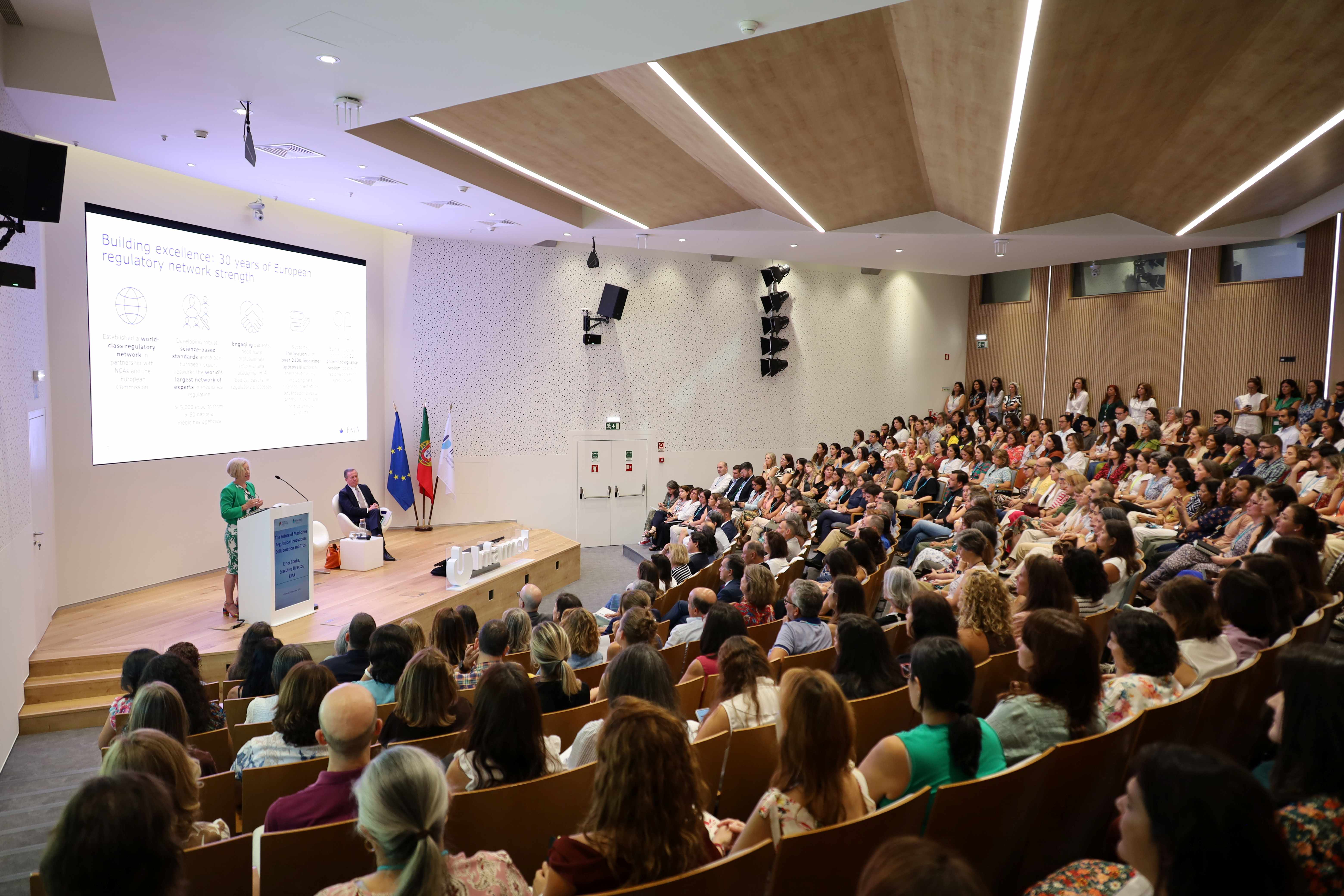 Auditório do Infarmed durante intervenção de Emer Cooke