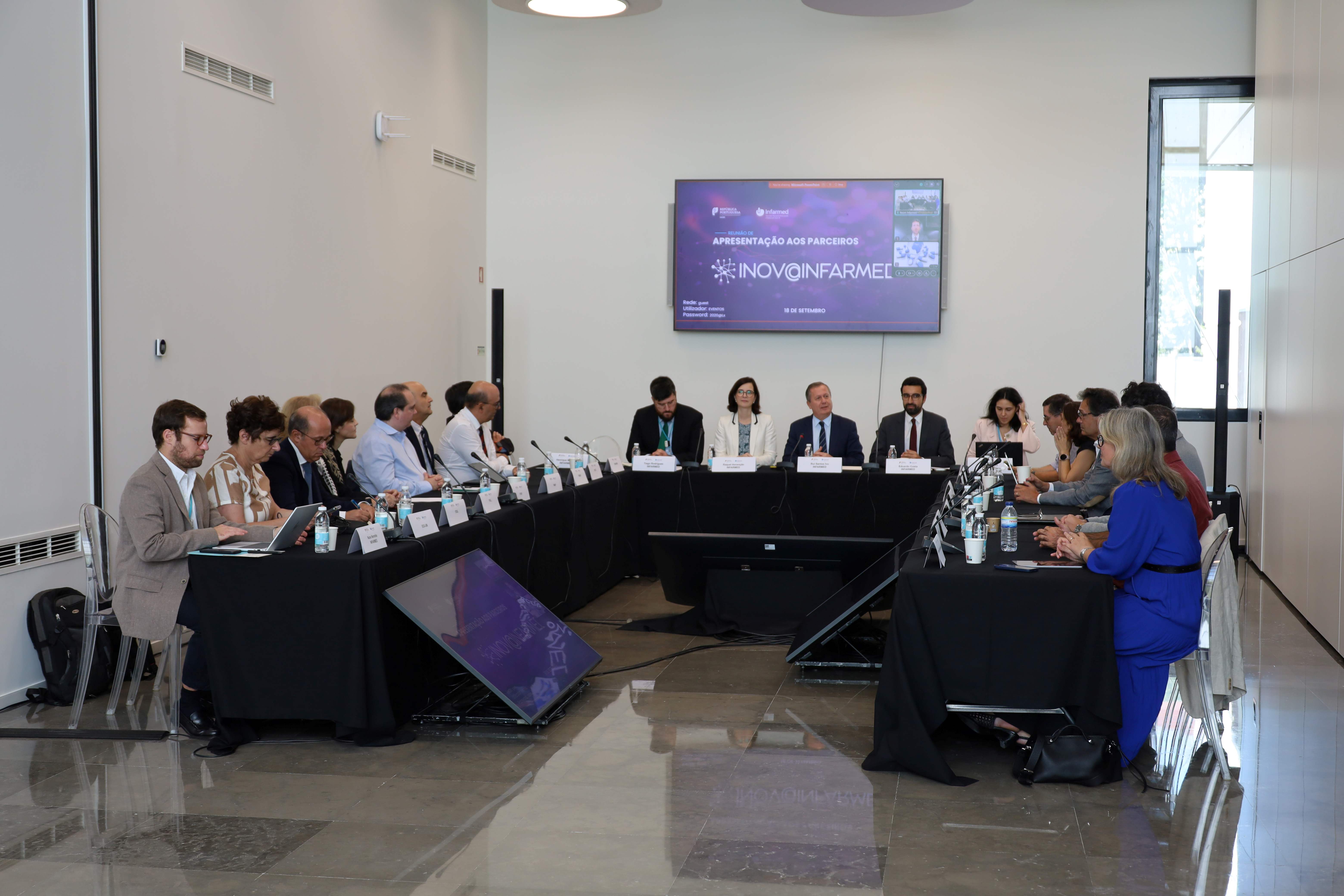 Conselho Diretivo do INFARMED e membros da equipa, juntamente com parceiros institucionais, no lançamento da rede