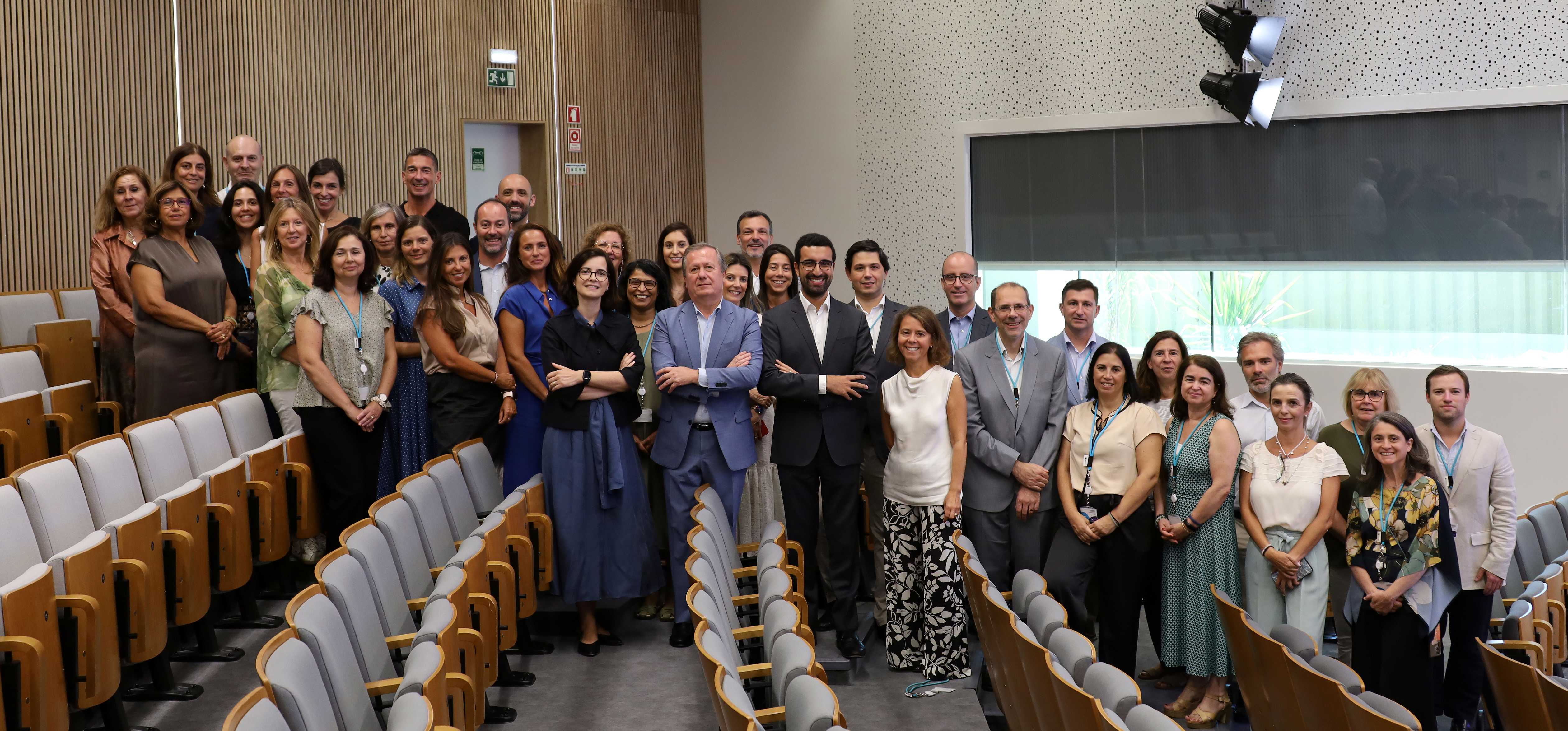 Conselho Diretivo do Infarmed com diretores, assessores e restante equipa alargada de gestão da instituição no renovado auditório