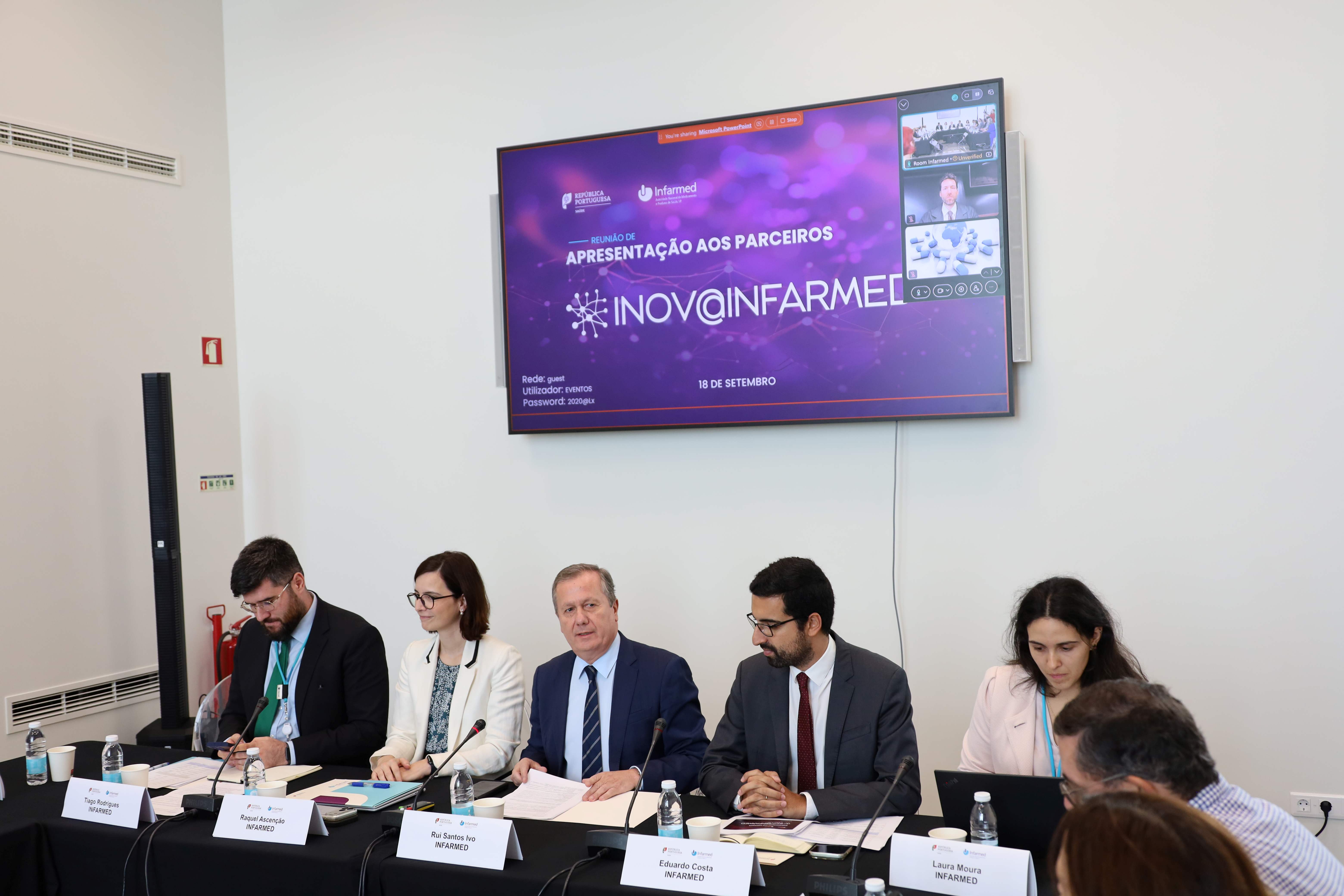 Conselho Diretivo e membros da equipa do Infarmed no lançamento da rede INOV@INFARMED