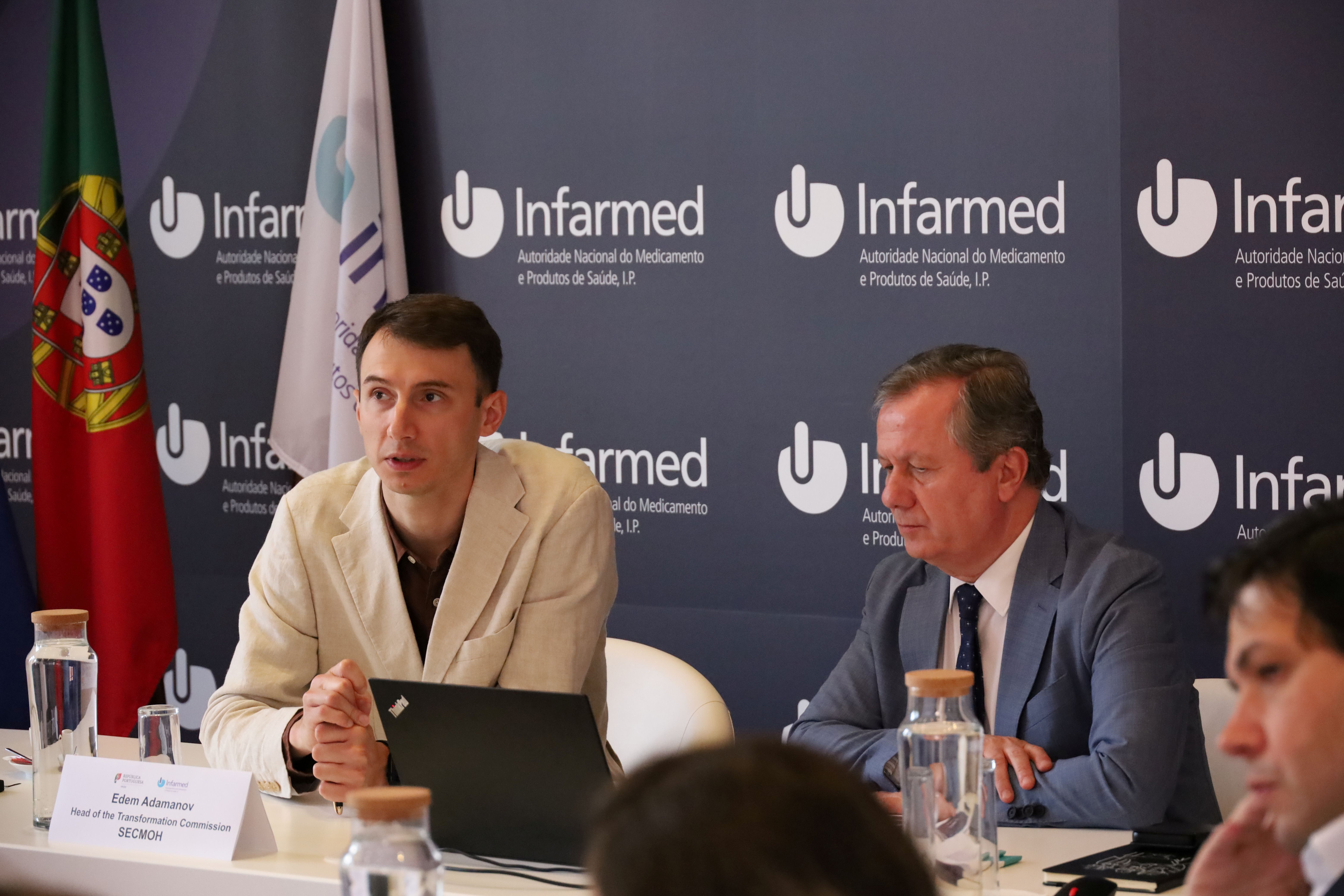 Edem Adamanov e Rui Santos Ivo durante os trabalhos no âmbito da visita da SECMOH ao Infarmed