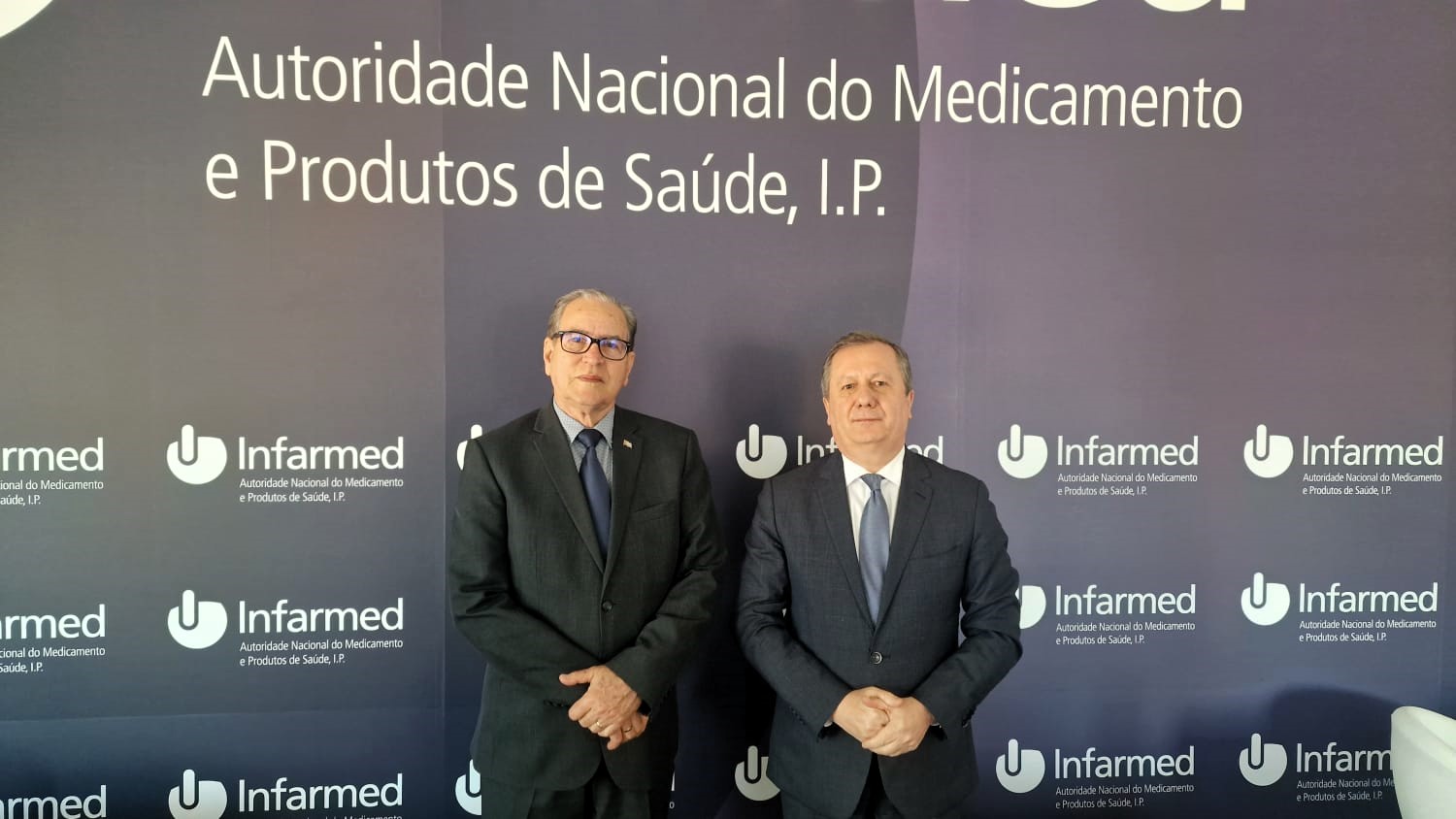 Embaixador de Cuba em Portugal, José Ramón Saborido Loidi, e Rui Santos Ivo, Presidente do Conselho Diretivo do INFARMED, I.P., na sede da instituição, a 17 de março de 2025