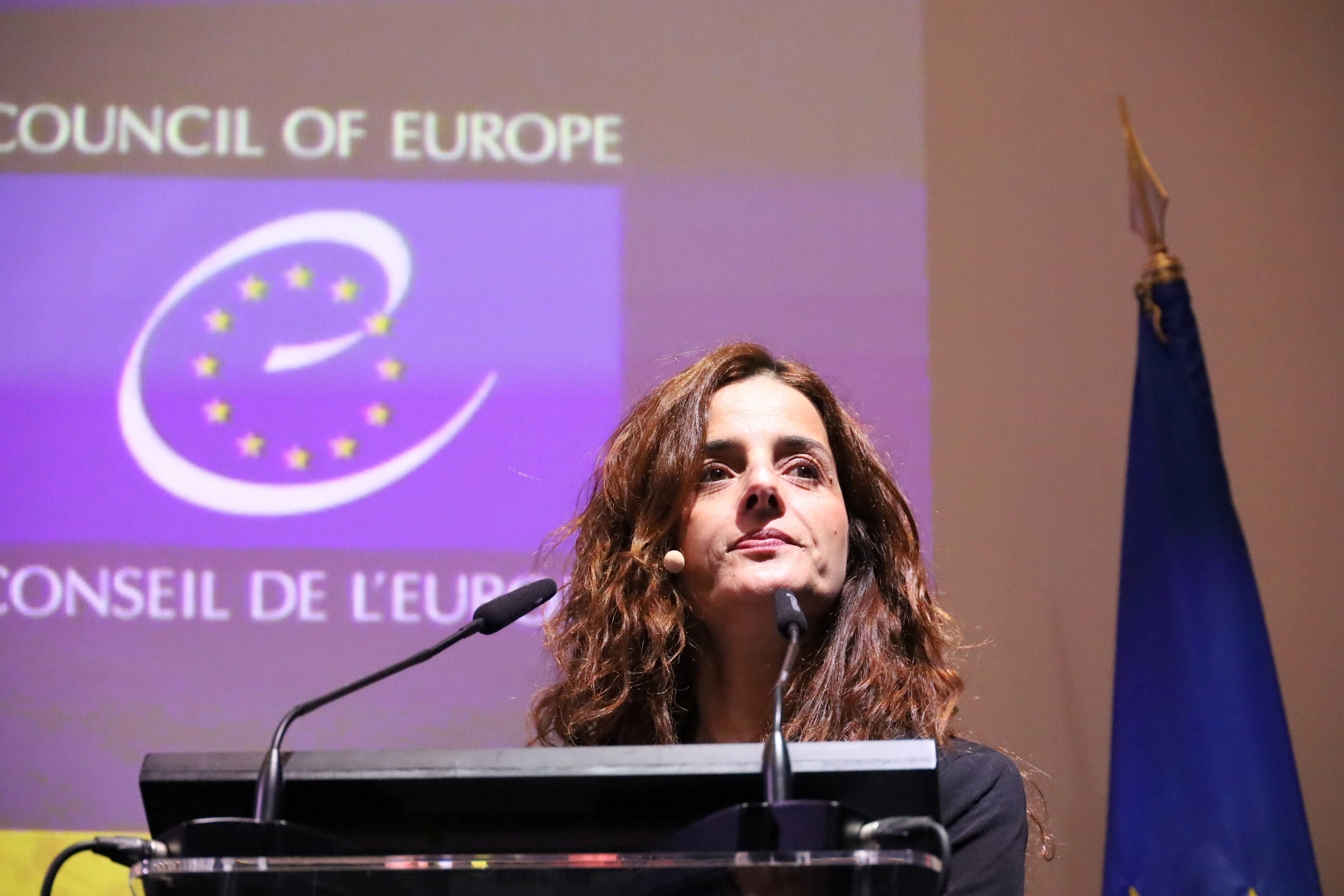 Eva Mendes durante uma das suas intervenções no evento da EDQM e Infarmed