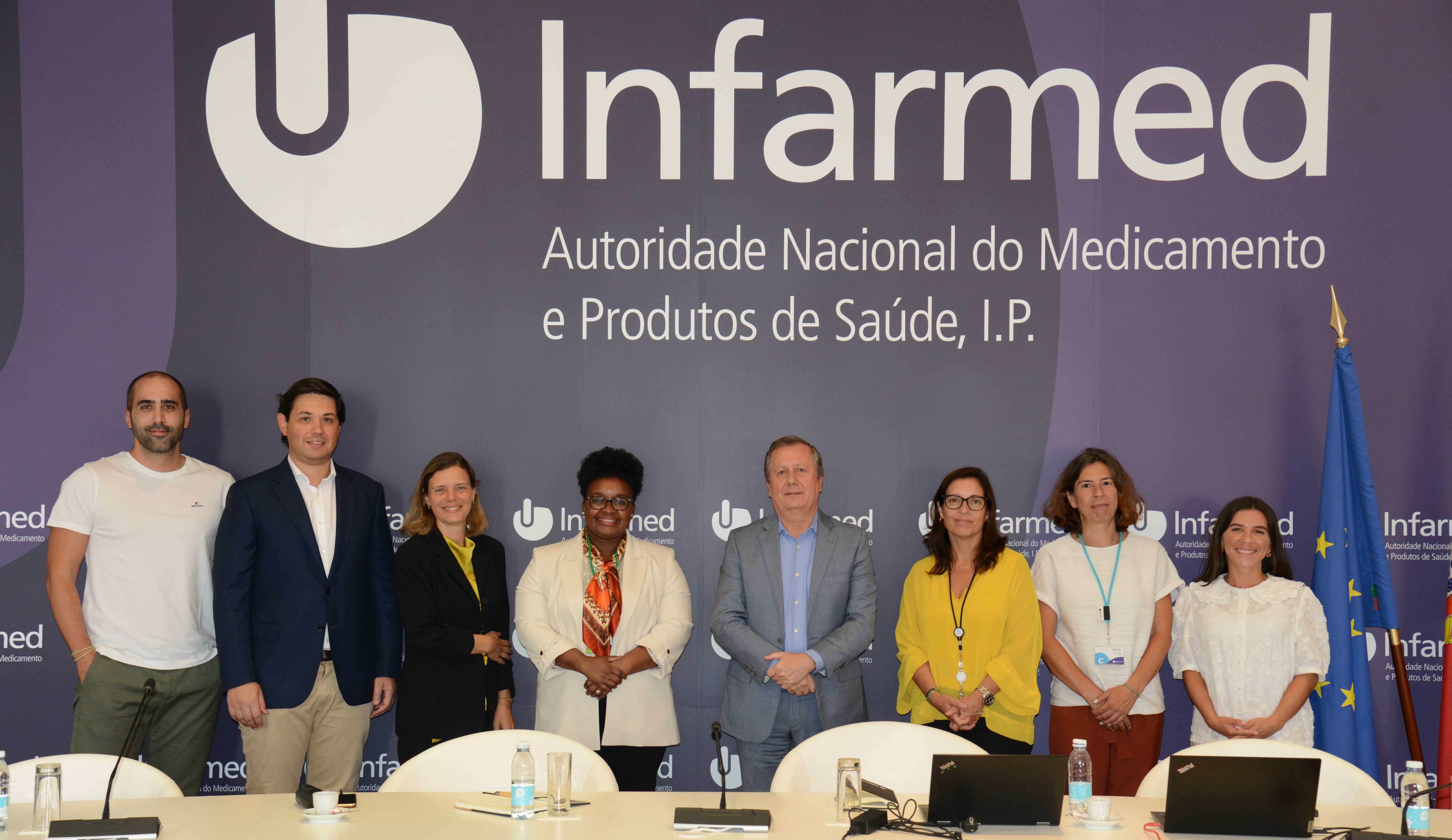 Foto de grupo no âmbito da visita de Lígia Vanessa Pascoal Tembe, Administradora Executiva para a Área Técnico-Científica da Autoridade Nacional Reguladora de Medicamento (ANARME, I.P.)