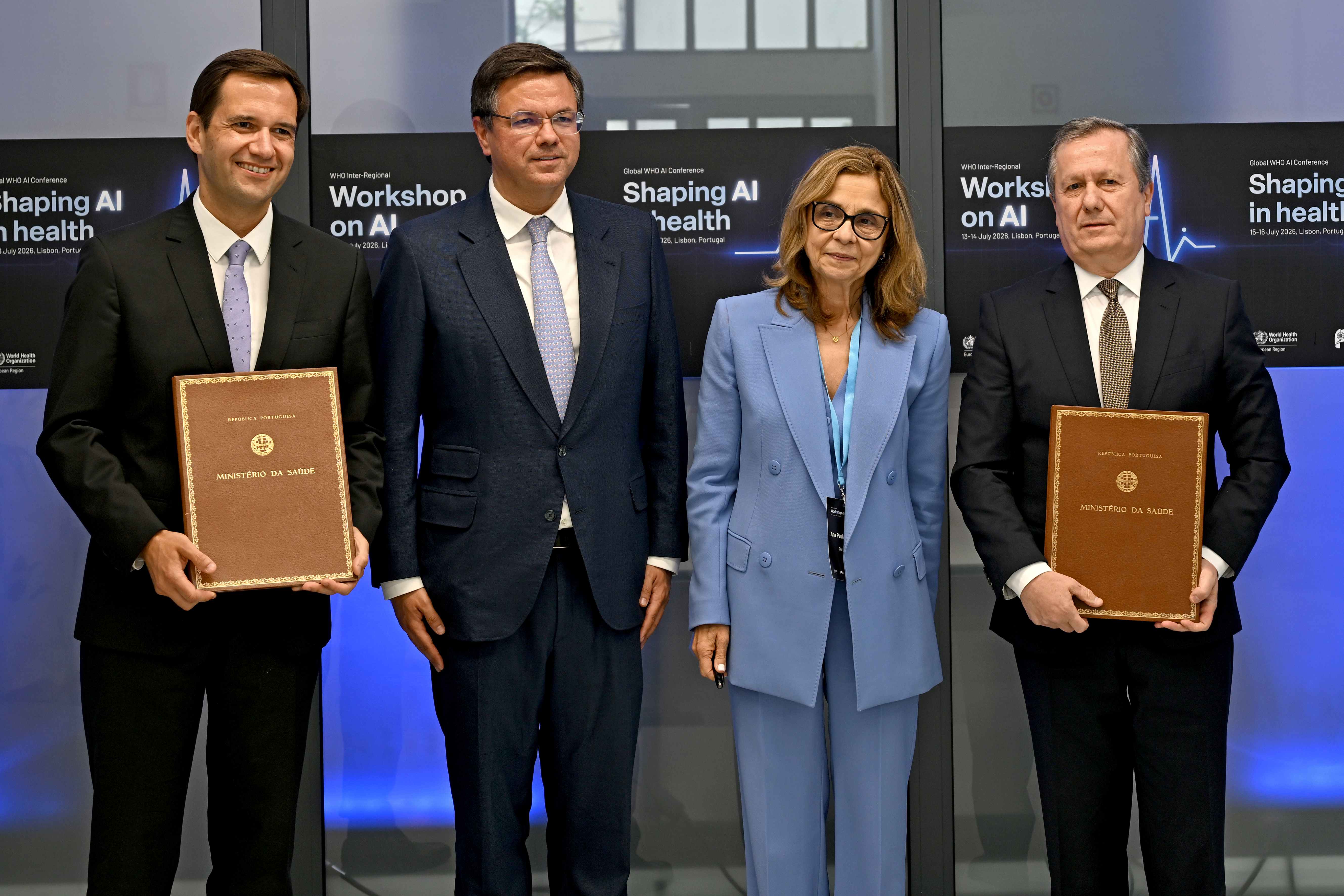 Gonçalo Matias, Ministro Adjunto e da Reforma do Estado, Ricardo Baptista Leite, Diretor-Executivo da HealthAI, Ana Paula Martins, Ministra da Saúde, e Rui Santos Ivo, Presidente do Infarmed, na assinatura do acordo com a HealthAI