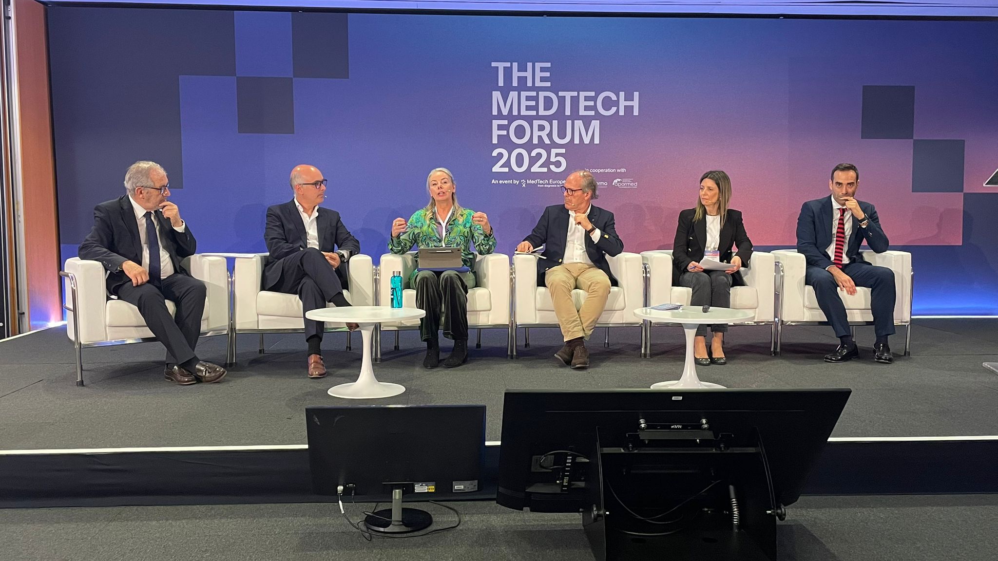 Helena Monteiro e os colegas de painel durante a uma das sessões plenárias do MedTech Forum 2025 (maio de 2025)