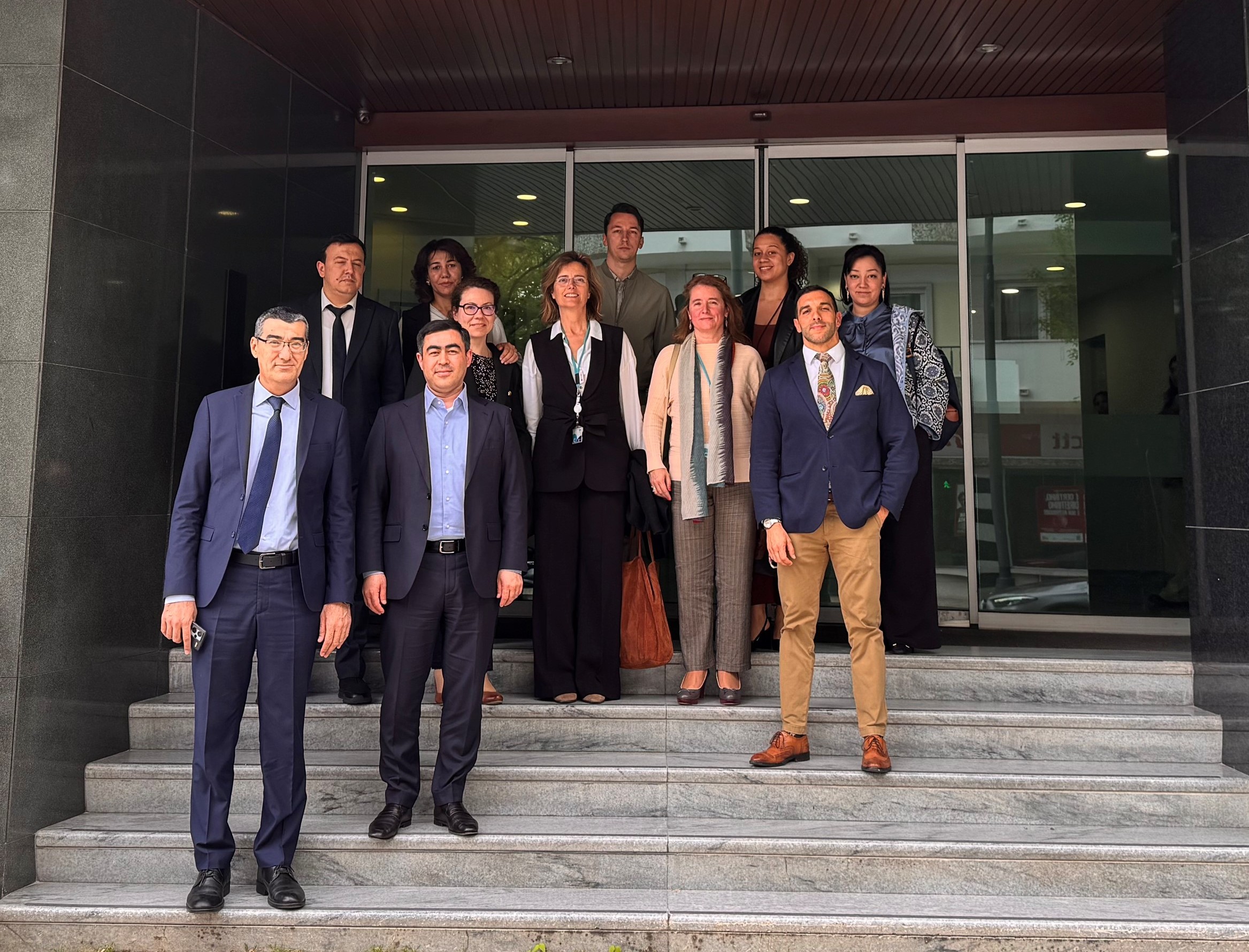 INFARMED, I.P. partilha experiência com delegação do Uzbequistão em visita de estudo sobre o medicamento