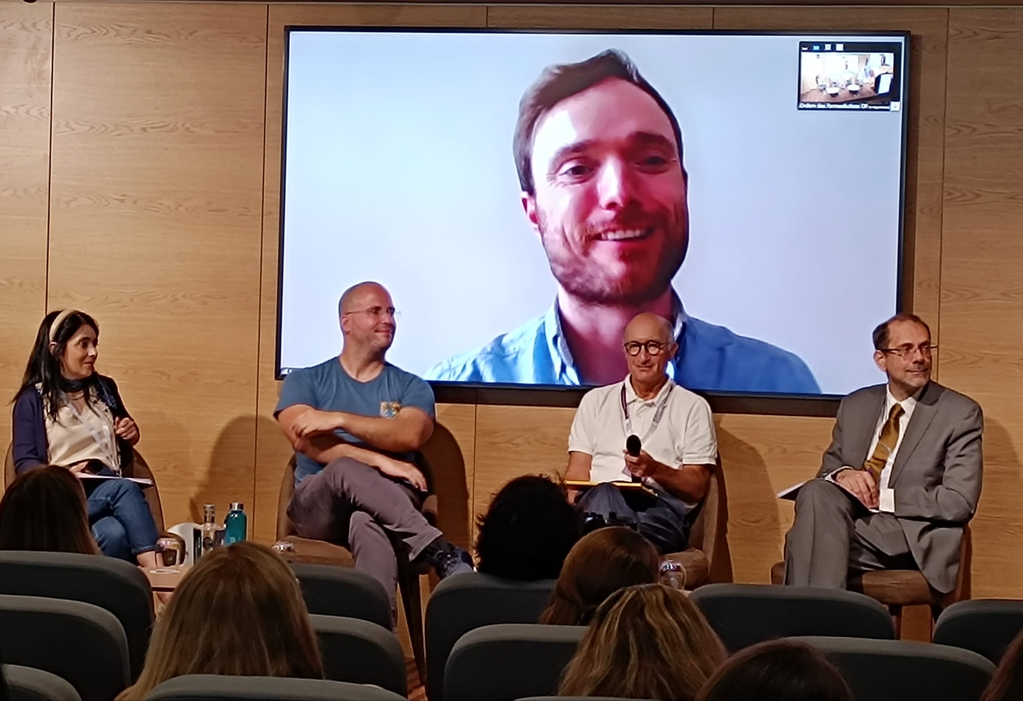 João Paulo Fernandes (segundo à esquerda) e Rui Vilar (último à direita), ambos do Infarmed, na reunião anual do Colégio de Especialidade de Assuntos Regulamentares da Ordem dos Farmacêuticos
