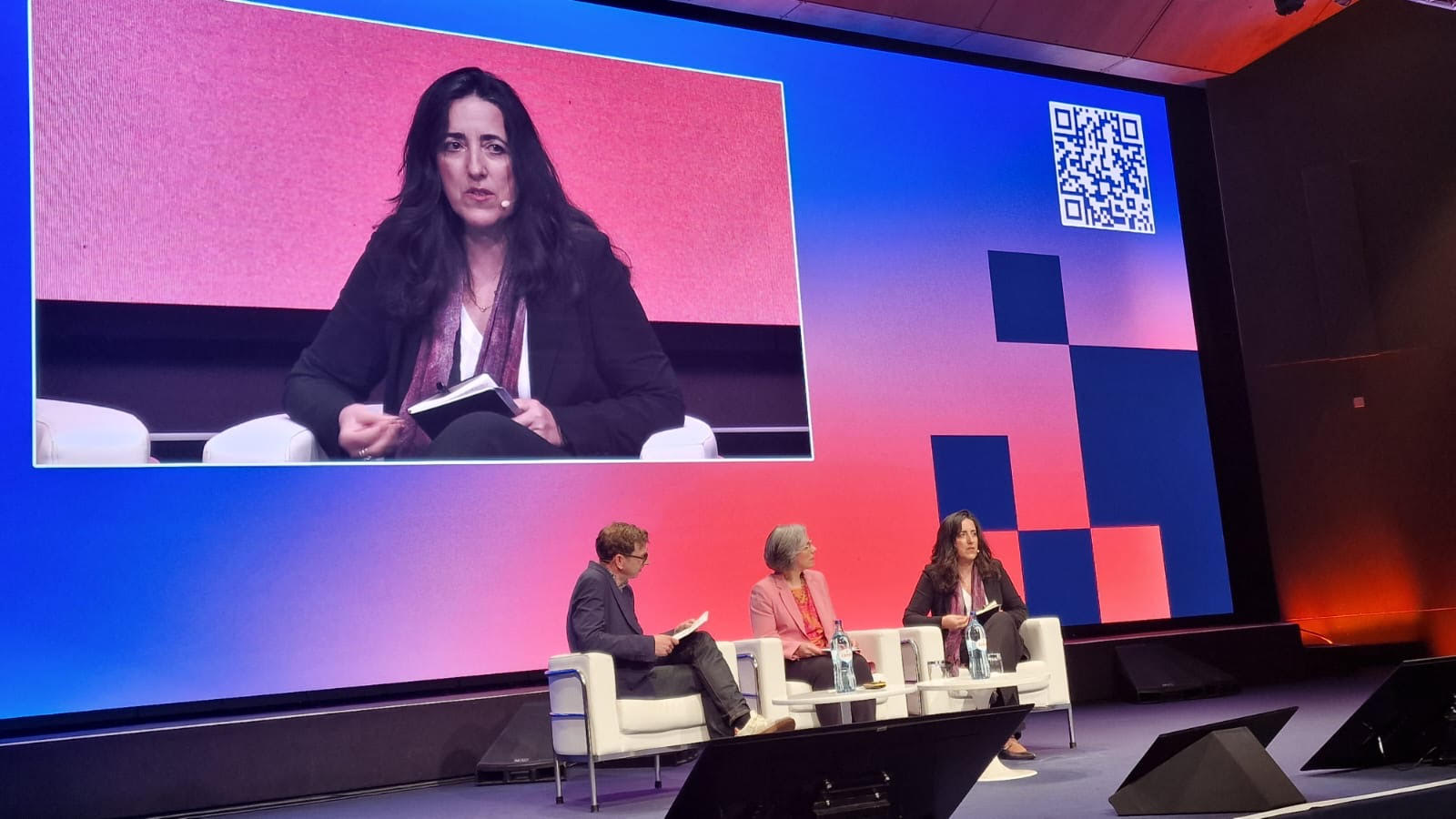 Mariana Madureira e os colegas de painel de uma das sessões plenárias do MedTech Forum 2025 (maio 2025)