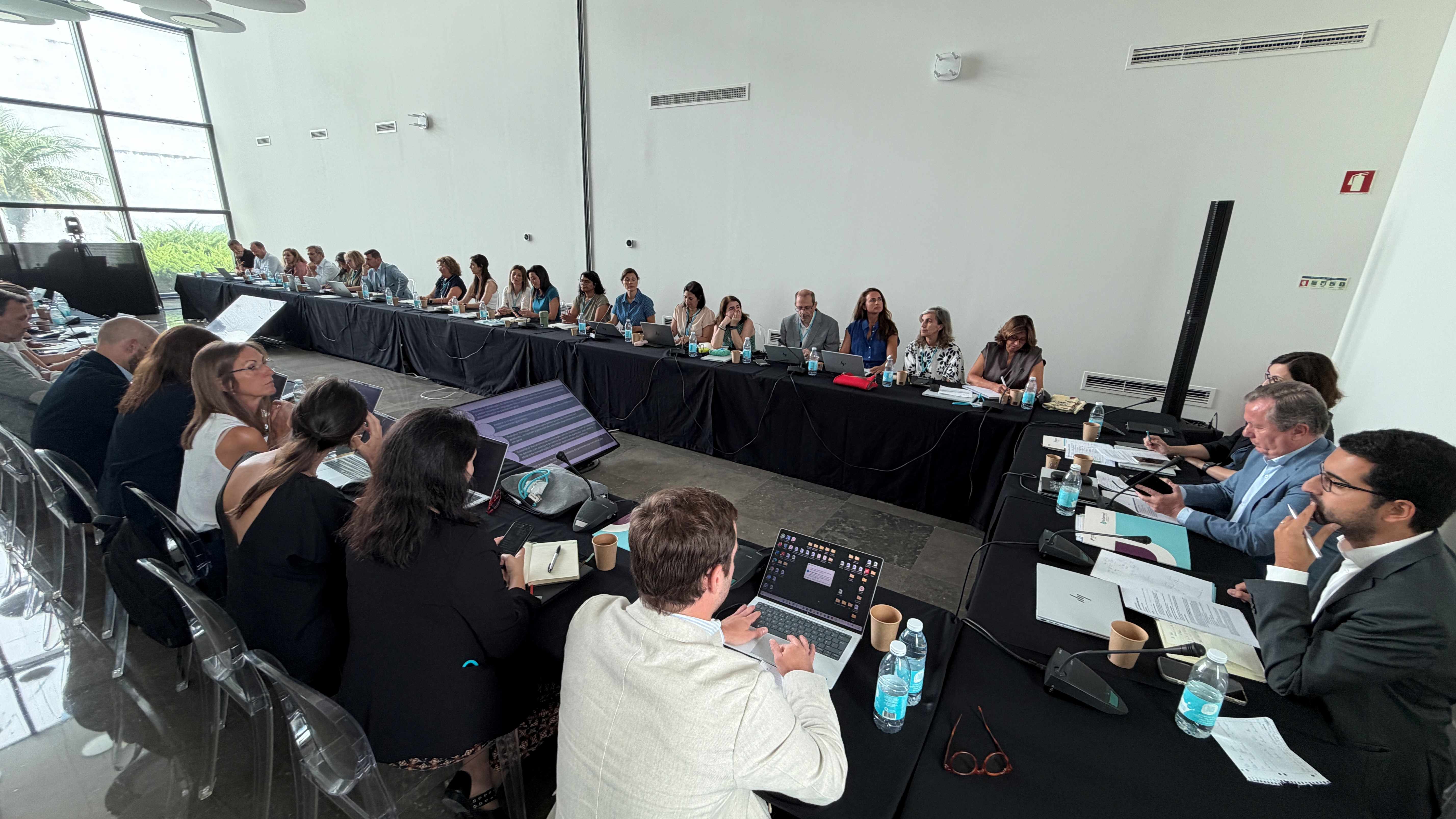 Outra vista da sala da reunião do Conselho Diretivo com diretores, assessores e restante equipa alargada de gestão