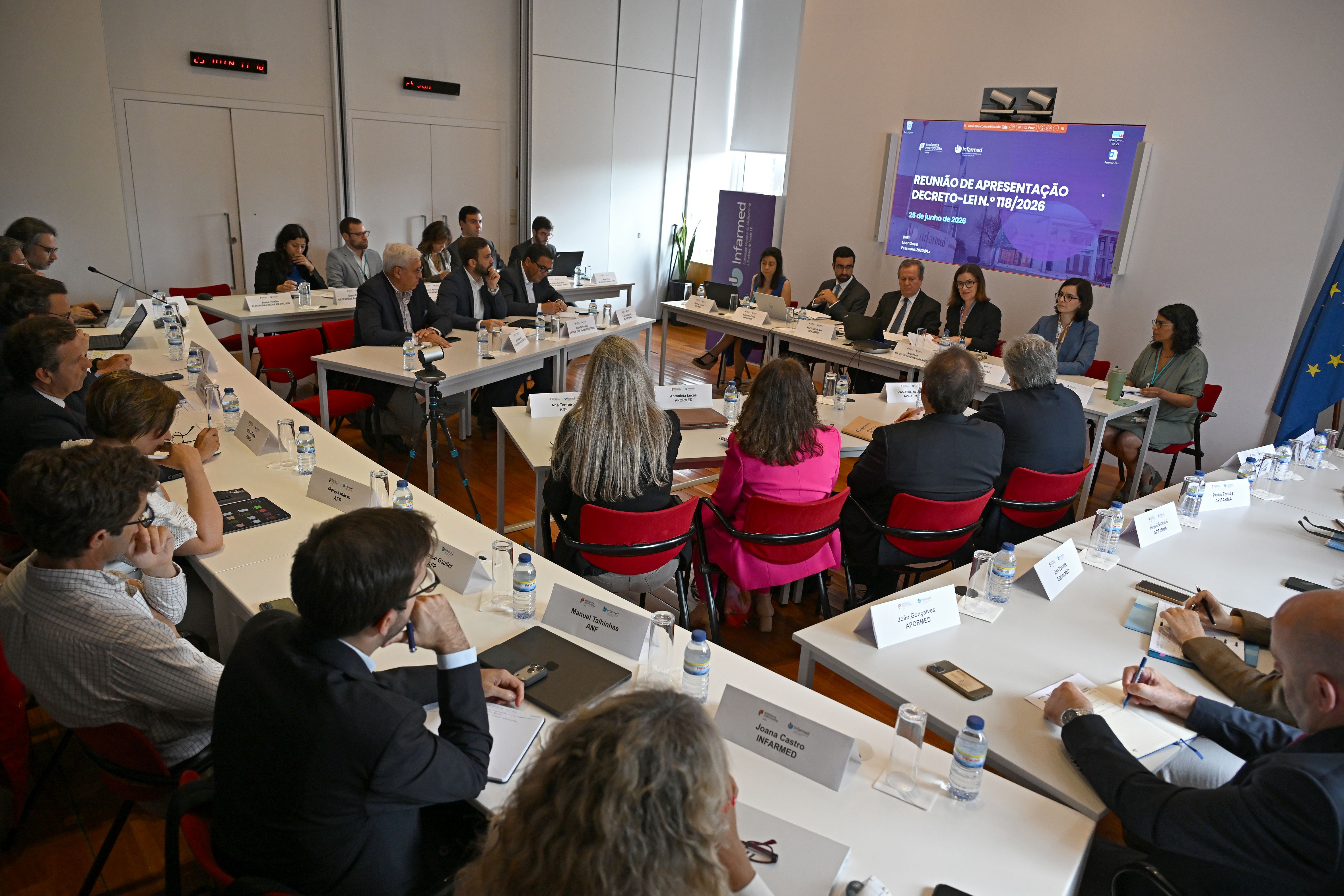Outro ângulo da sala onde decorreu a reunião de apresentação da revisão do SiNATS com os stakeholders