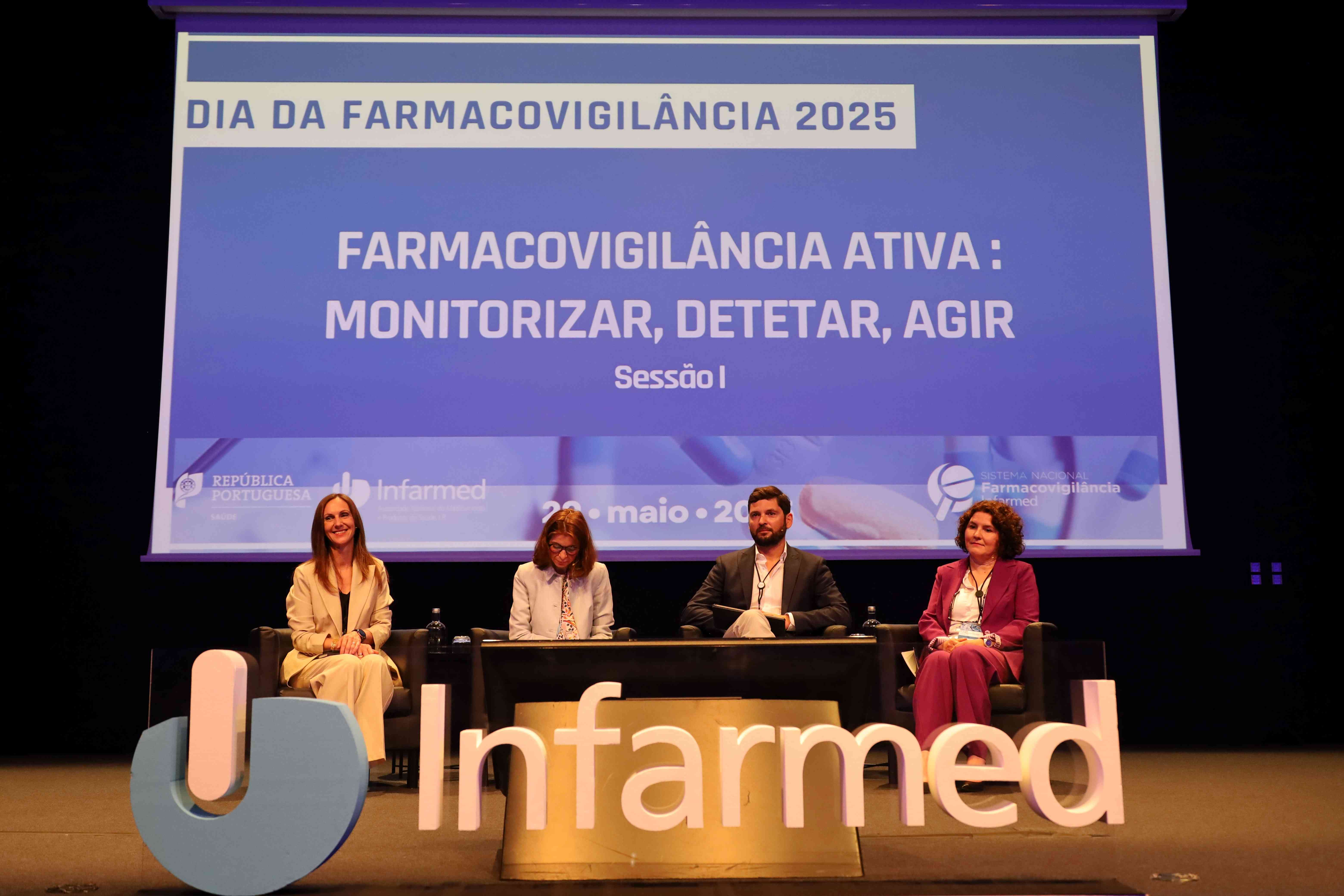 Painel 1 do Dia da Farmacovigilância 2025 com Márcia Silva, Carla Torre, Luís Pinheiro e Cláudia Rodrigues
