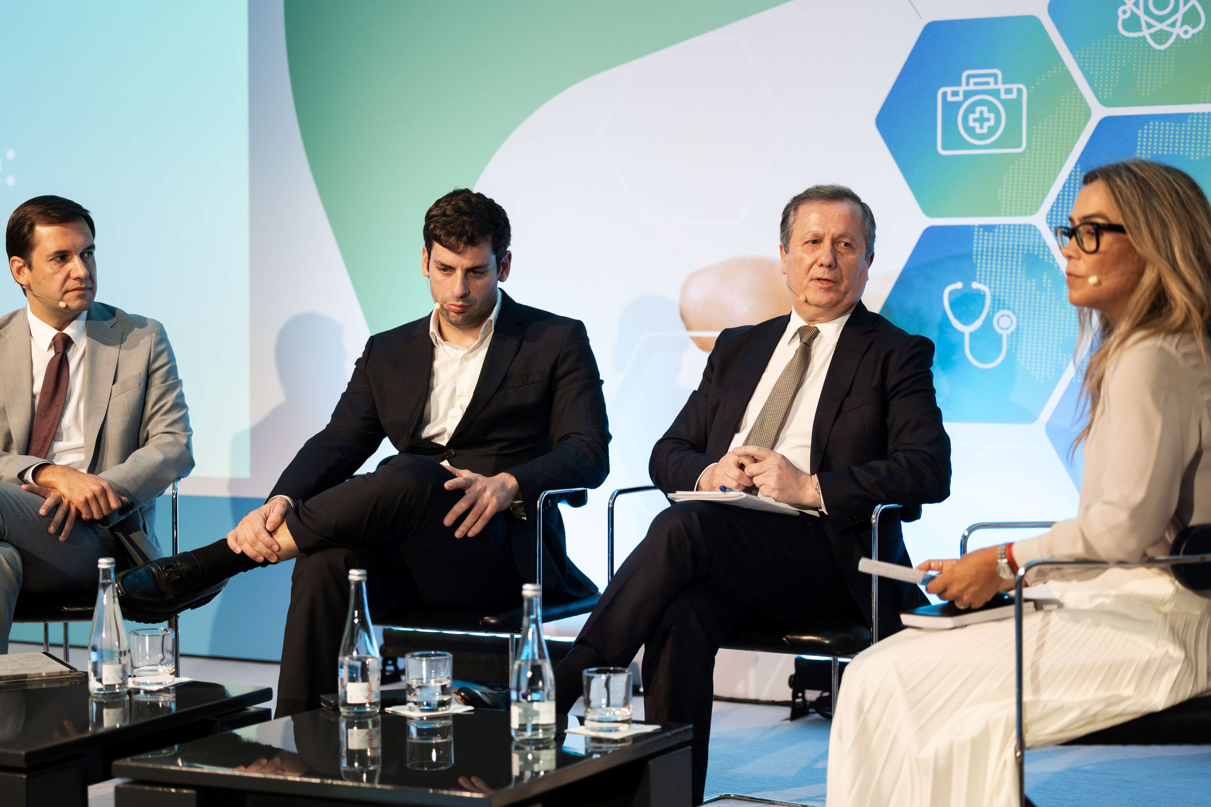 Painel sobre Inteligência Artificial na 13.ª Conferência Sustentabilidade em Saúde, no dia 1 de julho, em Lisboa, com Ricardo Baptista Leite, Miguel Marcarenhas, Rui Santos Ivo e a jornalista Vera Lúcia Arreigoso