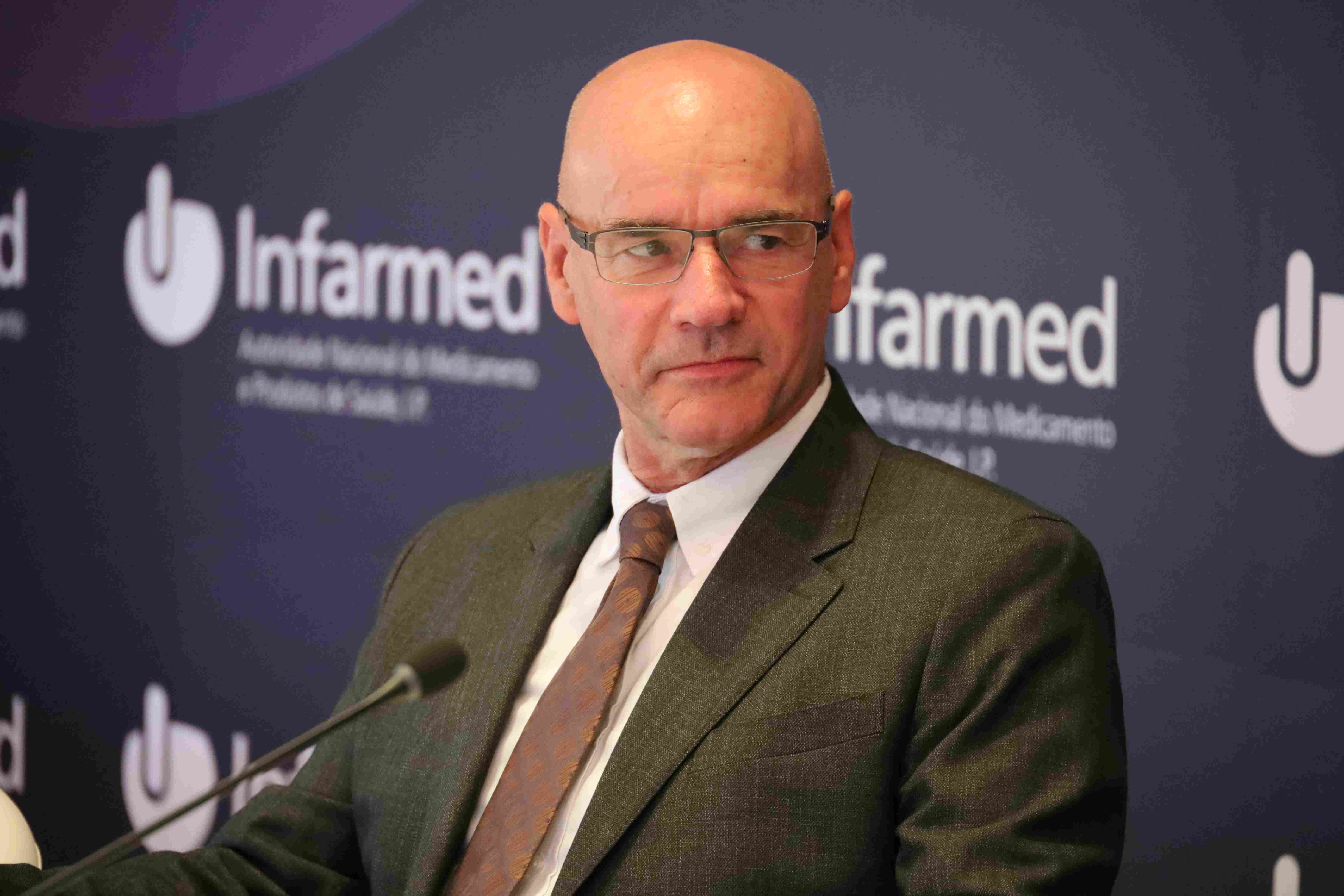 Peter Arlett, dirigente da EMA, no Infarmed, em 27 de maio de 2025