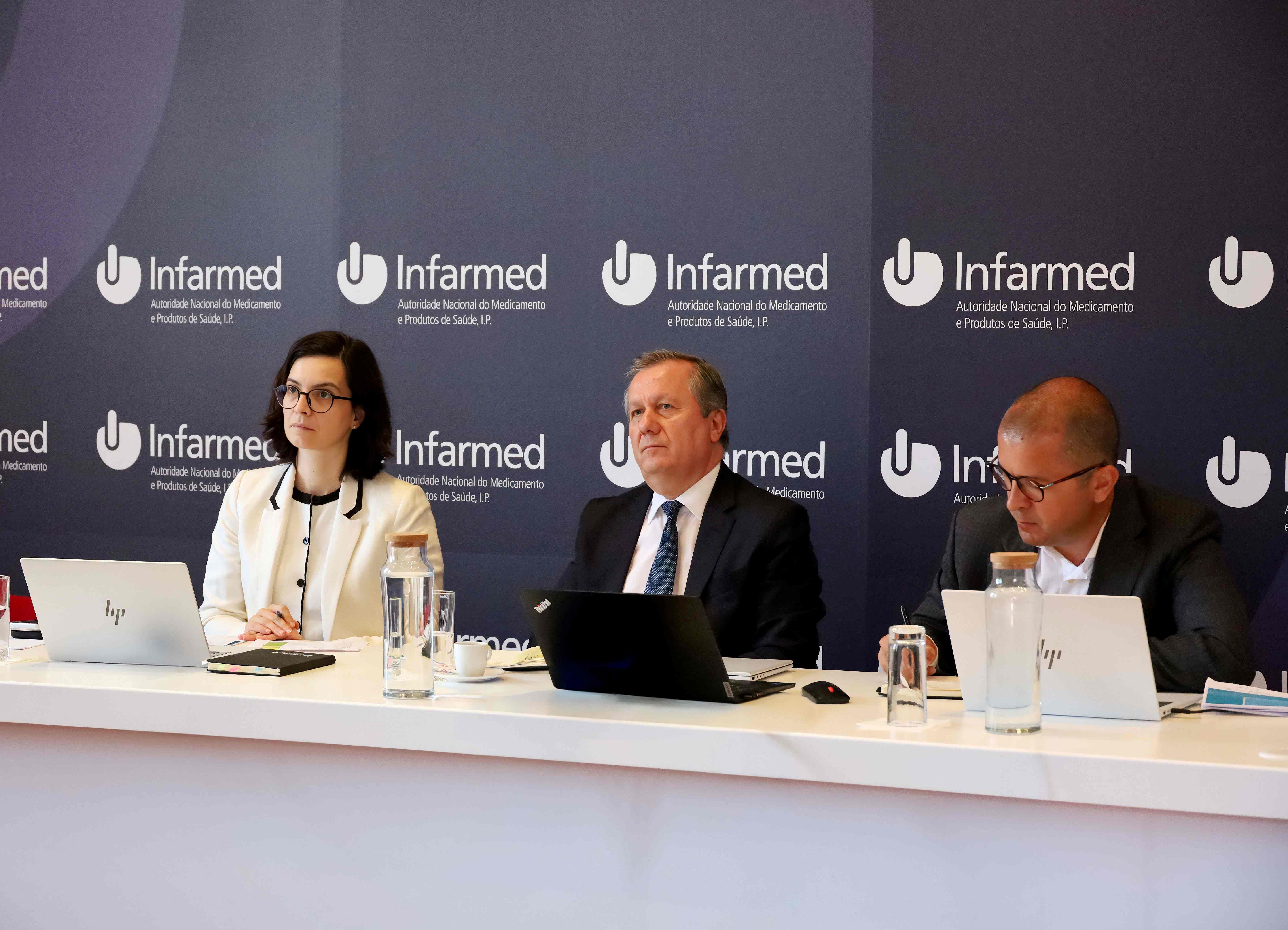 Raquel Ascenção, Rui Santos Ivo e Nuno Simões, na reunião da Comissão de Acompanhamento de Gestão da Disponibilidade do Medicamento