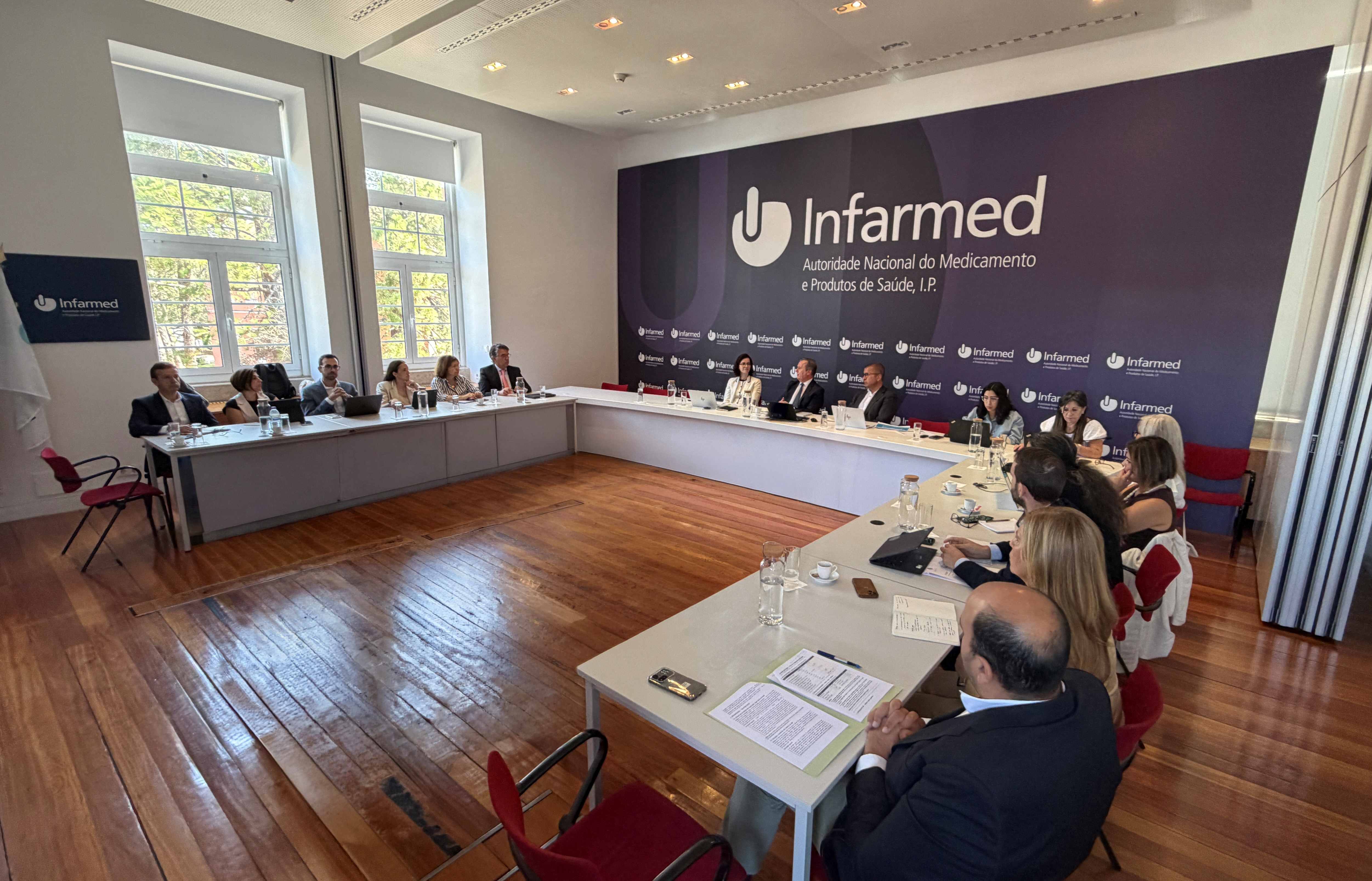 Responsáveis do Infarmed e parceiros na reunião da Comissão de Acompanhamento de Gestão da Disponibilidade do Medicamento