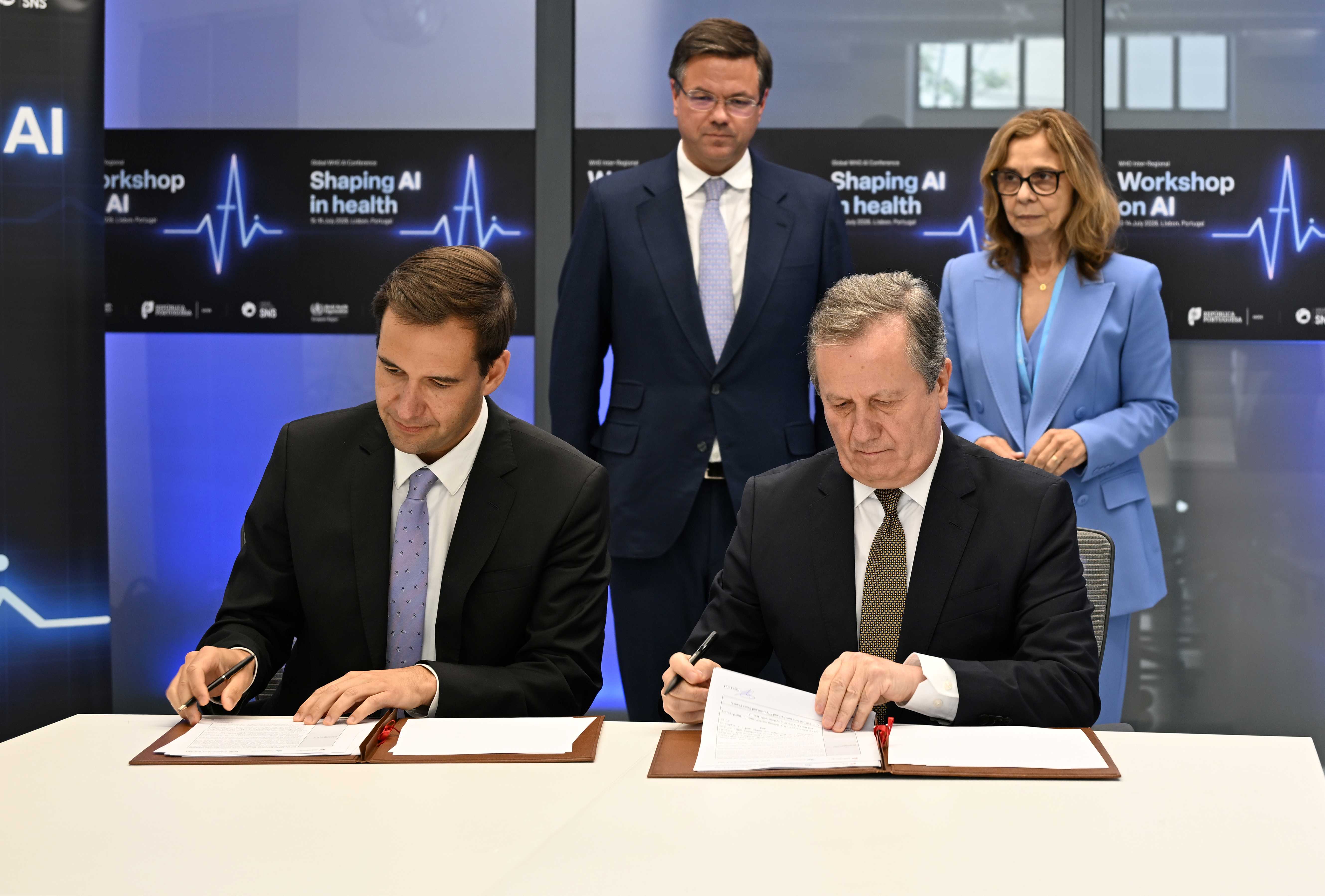 Ricardo Baptista Leite, Diretor-Executivo da HealthAI, e Rui Santos Ivo, Presidente do Infarmed, na assinatura do acordo com a HealthAI