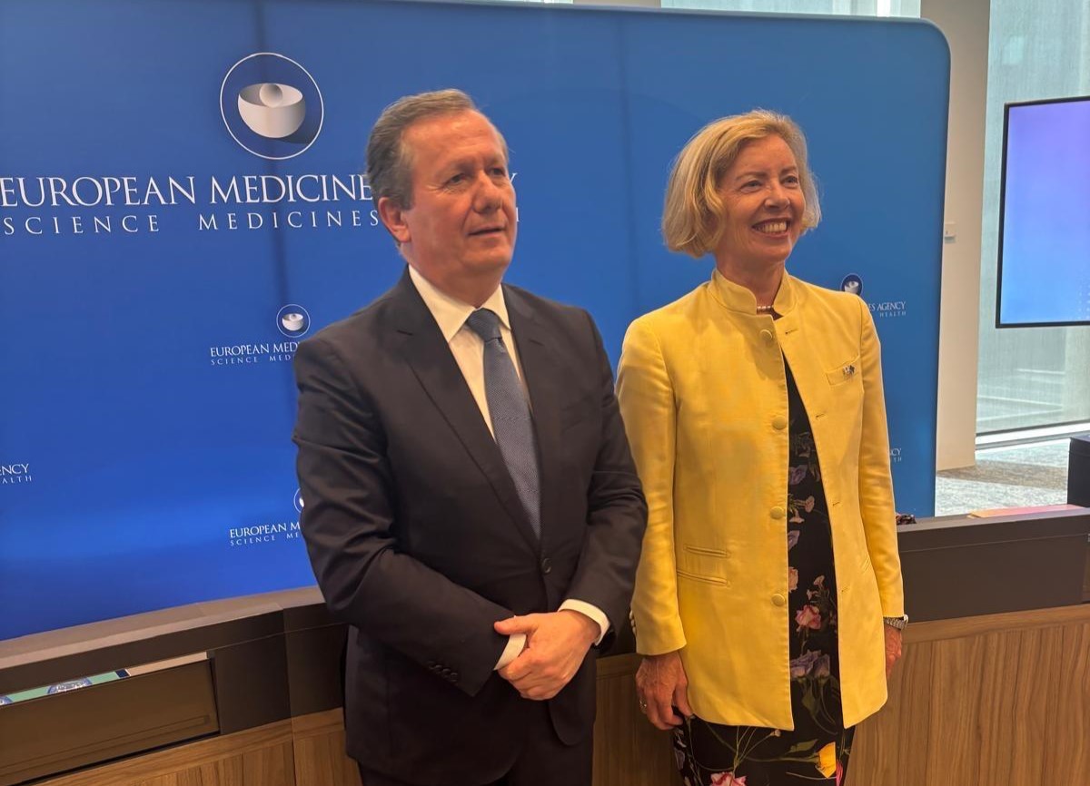 Rui Santos Ivo, Presidente do Conselho de Administração da EMA e Presidente do Infarmed, e Emer Cooke, Diretora Executiva da EMA, na cerimónia de encerramento do evento de comemoração dos 30 anos da entidade reguladora europeia