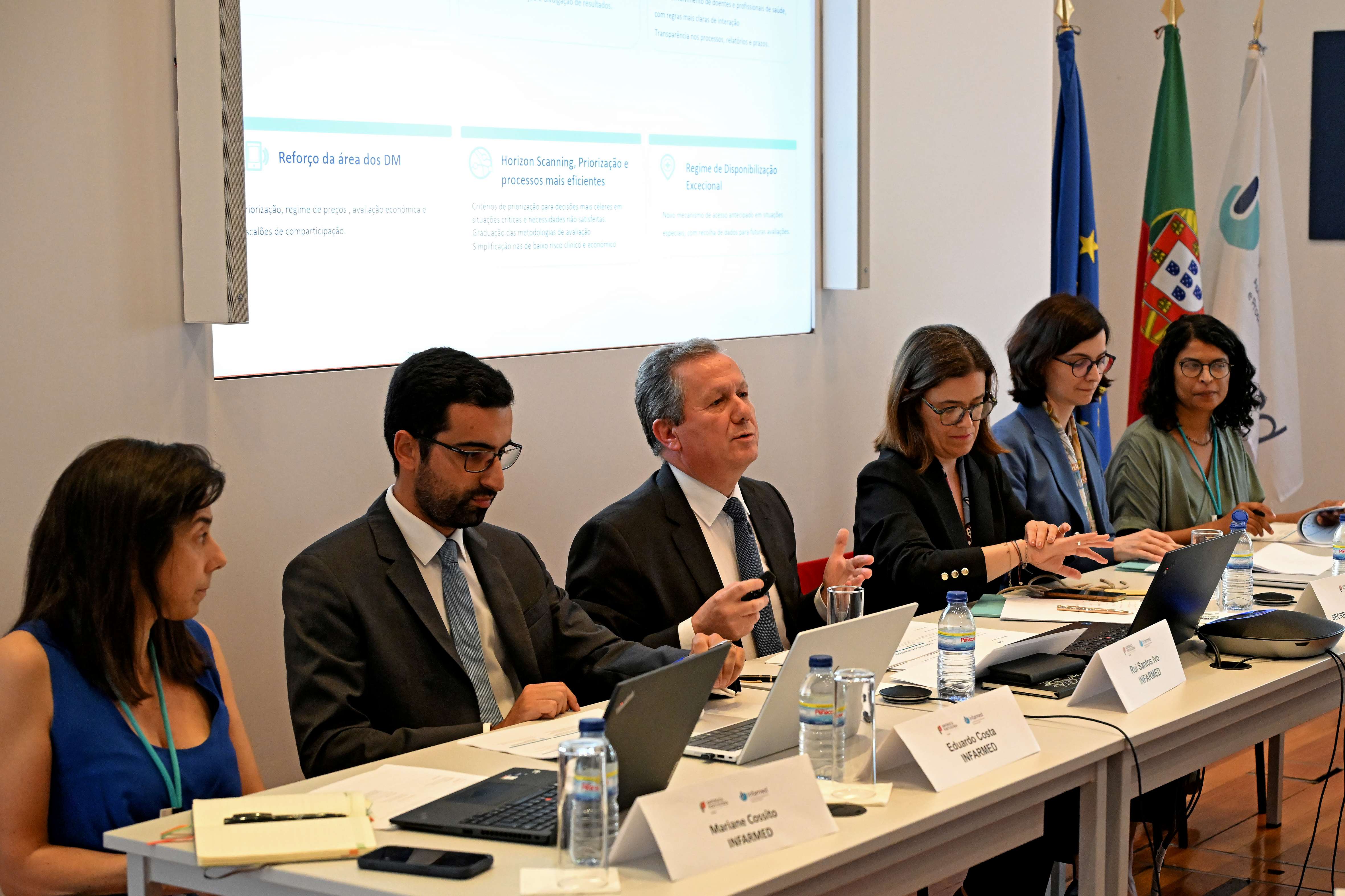 Rui Santos Ivo, Presidente do Infarmed, intervém na reunião, ladeado à direita pela Secretária de Estado da Saúde, Ana Povo, Raquel Ascenção e Cláudia Furtado e, à esquerda, por Eduardo Costa e Mariane Cossito