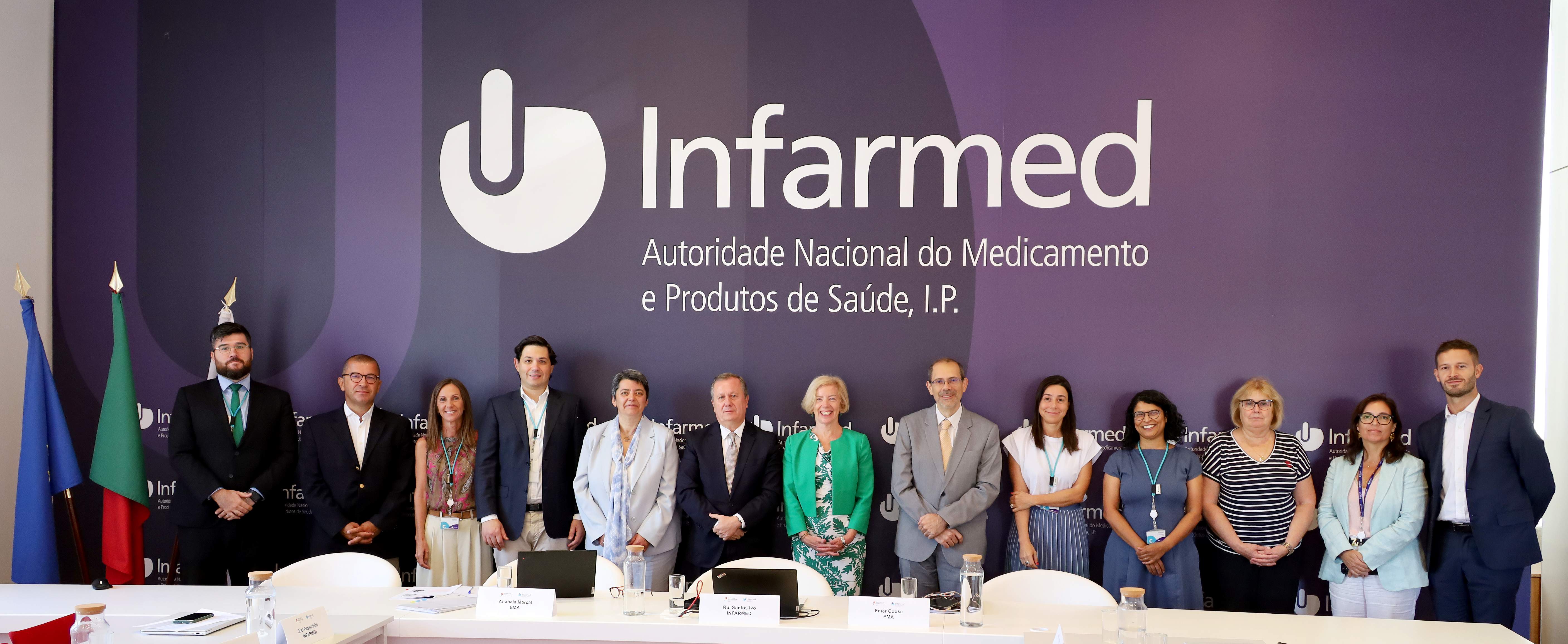 Rui Santos Ivo e Emer Cooke com vários responsáveis do Infarmed
