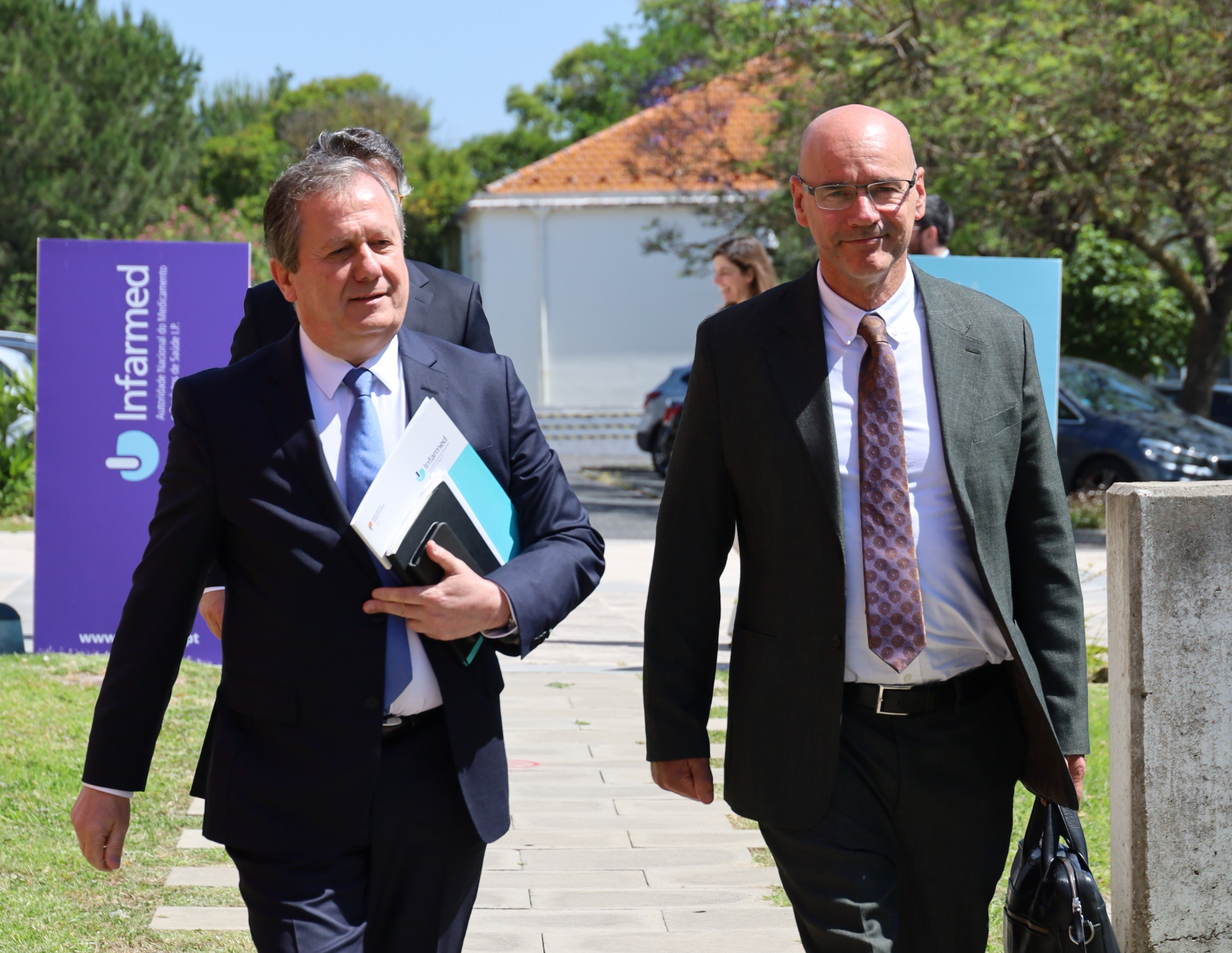 Rui Santos Ivo e Peter Arlett, no Infarmed, em 27 de maio de 2025