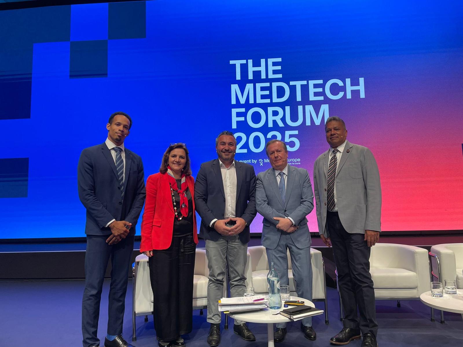 Rui Santos Ivo e os colegas de painel de uma das sessões plenárias do MedTech Forum 2025 (maio 2025)