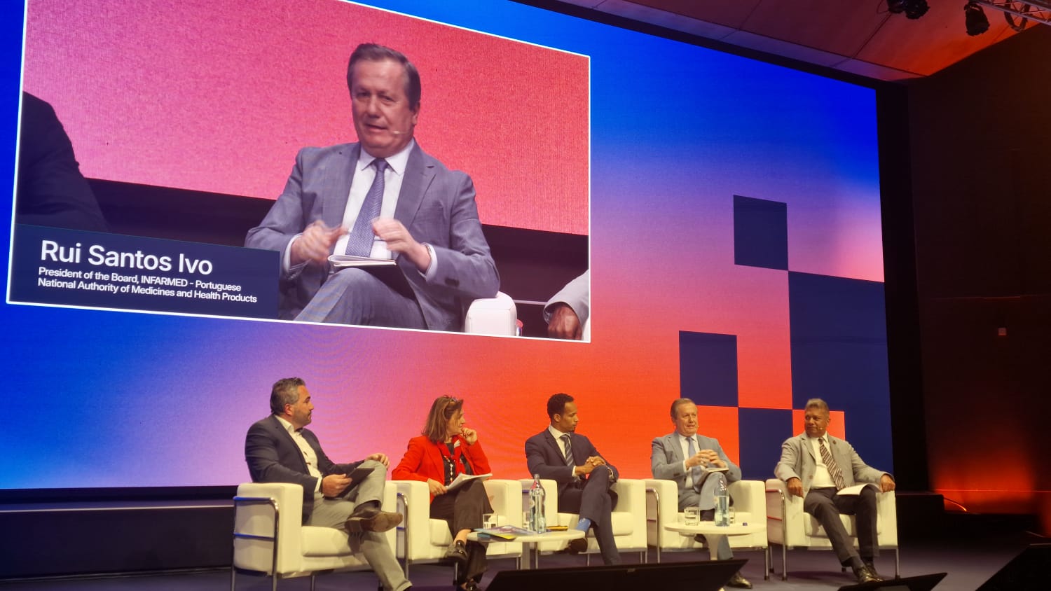 Rui Santos Ivo e os colegas de painel de uma das sessões plenárias do MedTech Forum 2025 (maio 2025)
