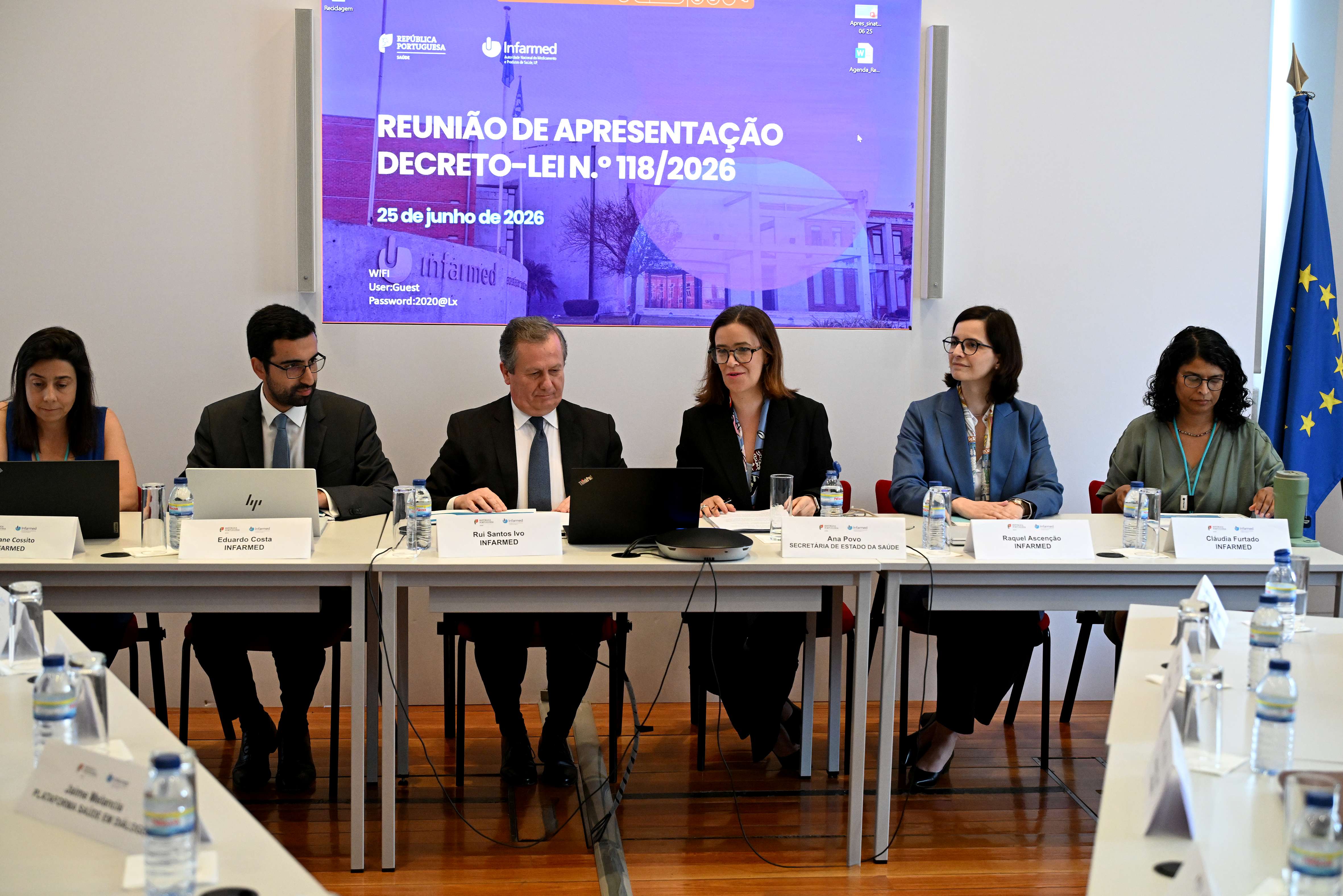 Secretária de Estado da Saúde, Ana Povo, ladeada, à esquerda, por Rui Santos Ivo, Eduardo Costa e Mariane Cossito e, à direita, por Raquel Ascenção e Cláudia Furtado
