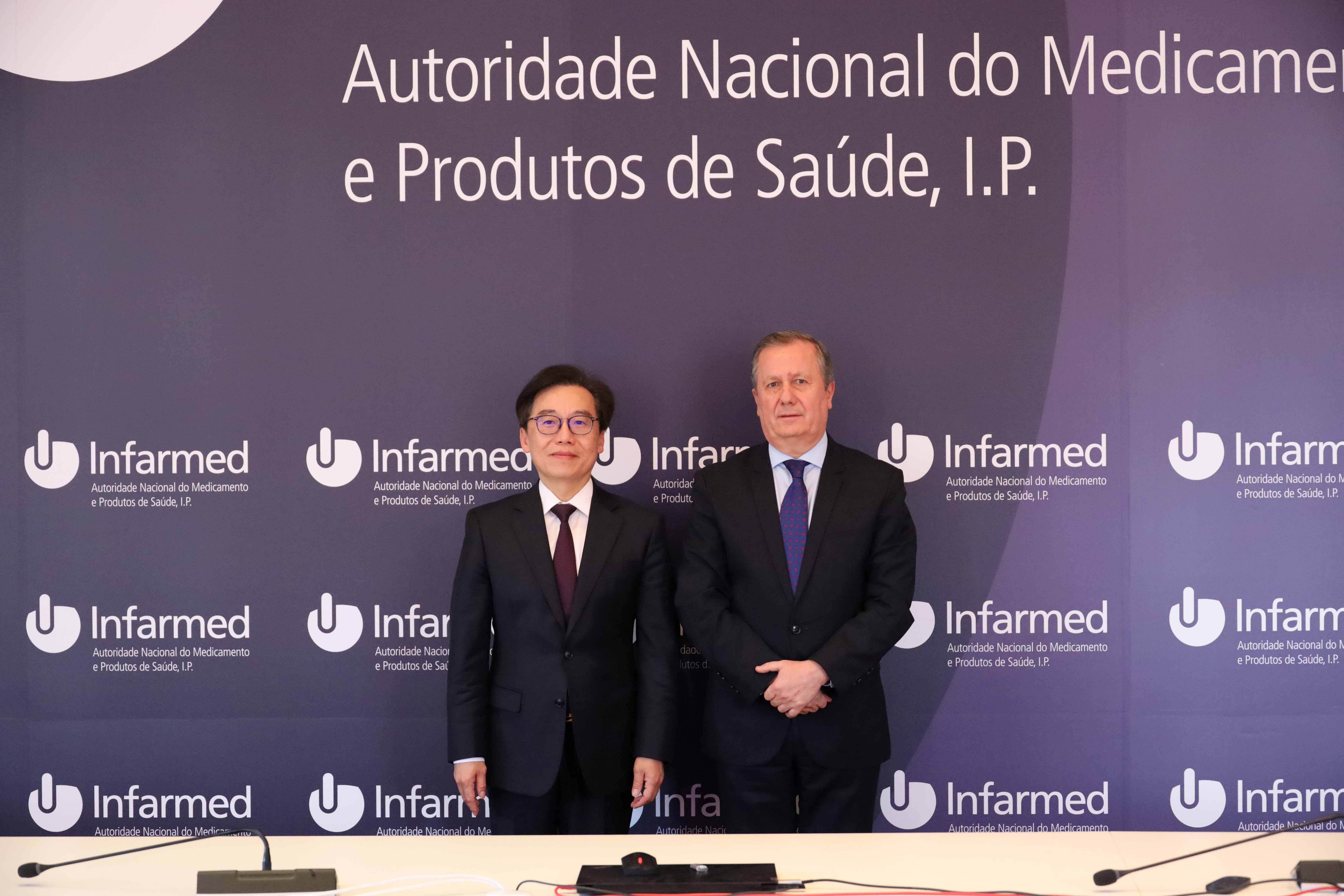 Terry Peng-Cheong Choi, Presidente do ISAF, e Rui Santos Ivo, Presidente do INFARMED, I.P.