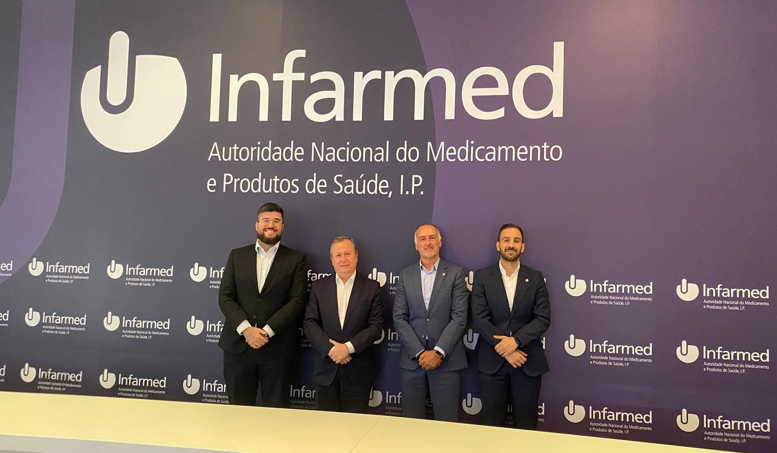 Tiago Rodrigues, Diretor da UEP, Rui Santos Ivo, Presidente do Infarmed, Helder Mota Filipe, Bastonário da Ordem dos Farmacêuticos, e Ricardo Santos, Secretário-Geral da Ordem dos Farmacêuticos
