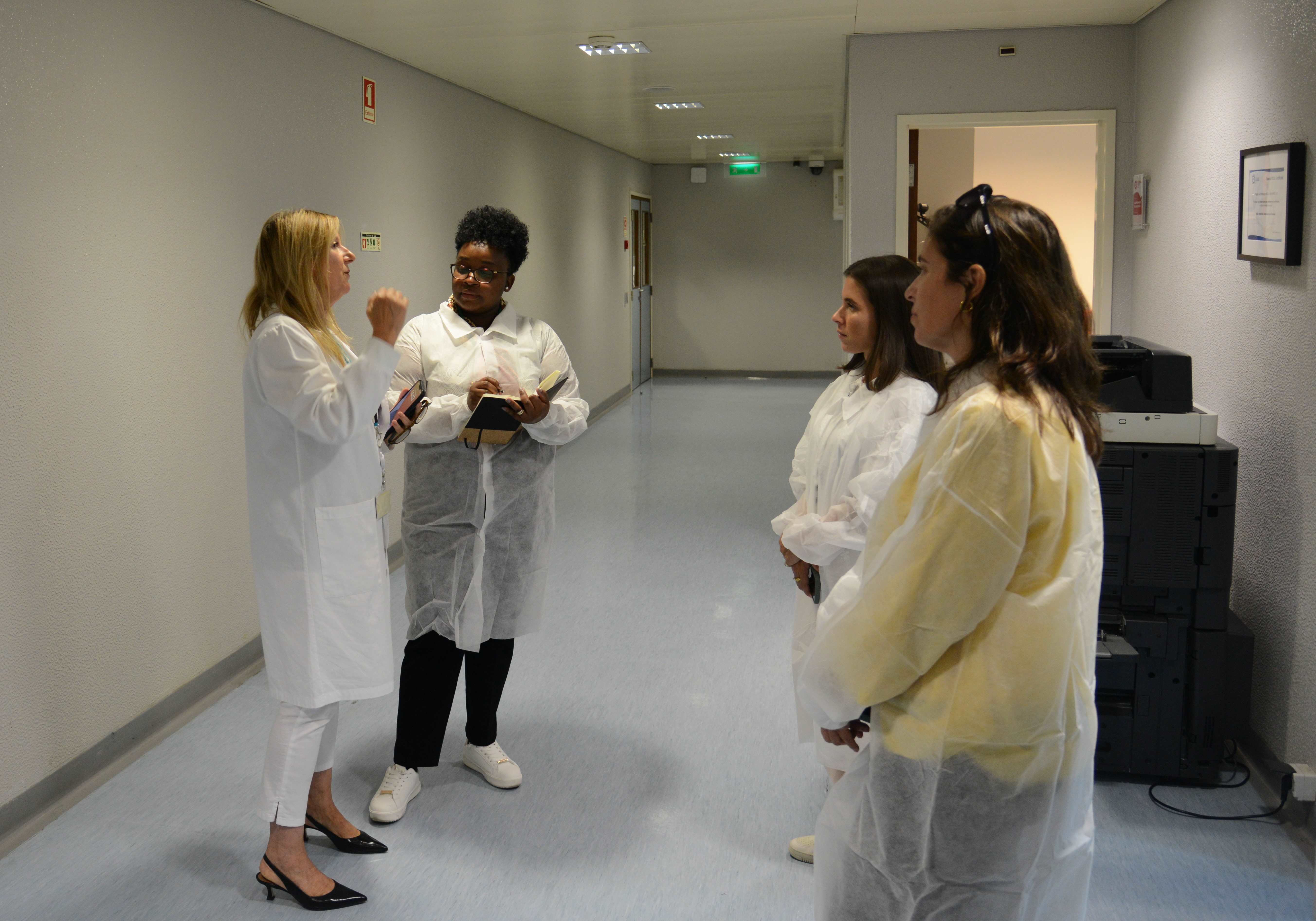 Visita de Lígia Vanessa Pascoal Tembe ao laboratório do INFARMED, I.P.
