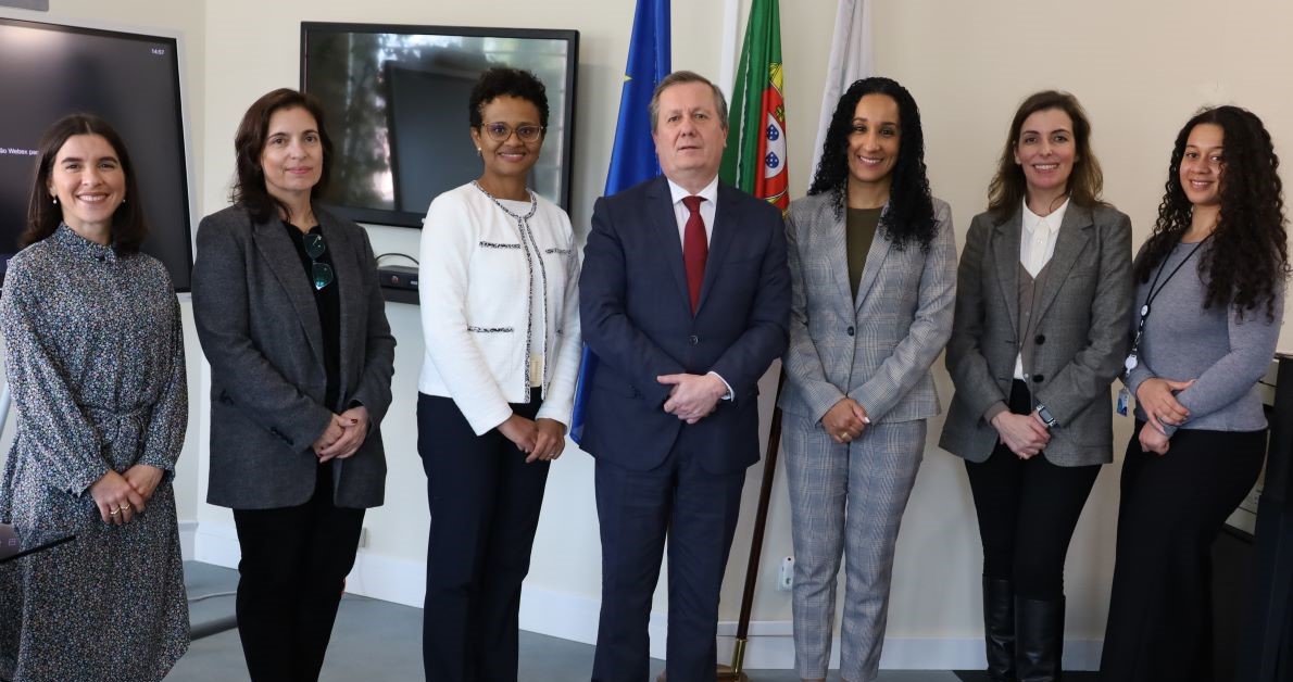 O INFARMED ¿ Autoridade Nacional do Medicamento e Produtos de Saúde, I.P. está a acolher, entre os dias 11 e 13 de fevereiro, a visita de Iris Vasconcelos, Administradora Executiva e titular do Pelouro da Área Farmacêutica, e Ester Oliveira, Diretora de Regulação Farmacêutica, ambas da Entidade Reguladora Independente da Saúde (ERIS) de Cabo Verde.
