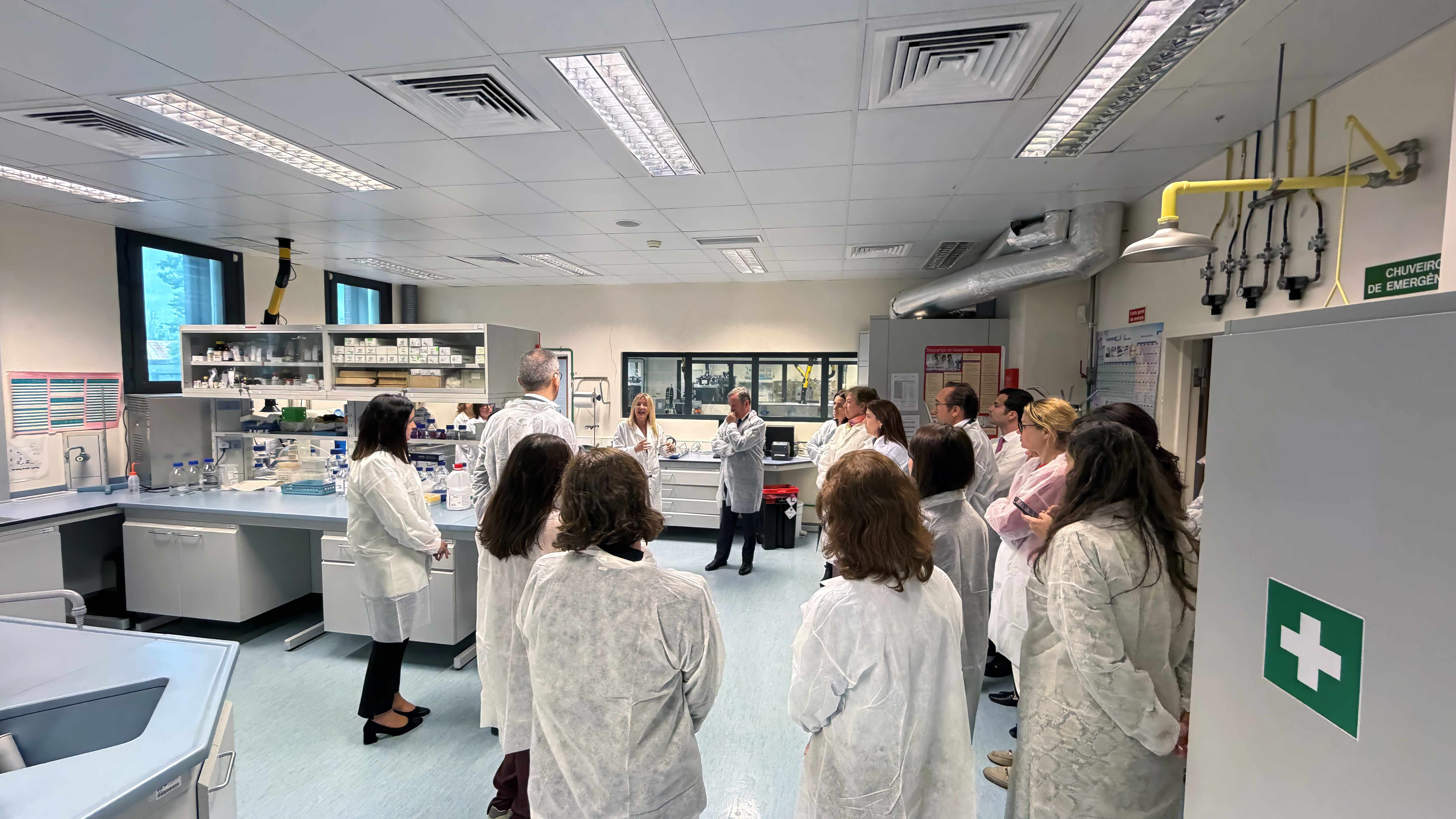 Visita dos membros da Comissão de Saúde ao Laboratório do Infarmed