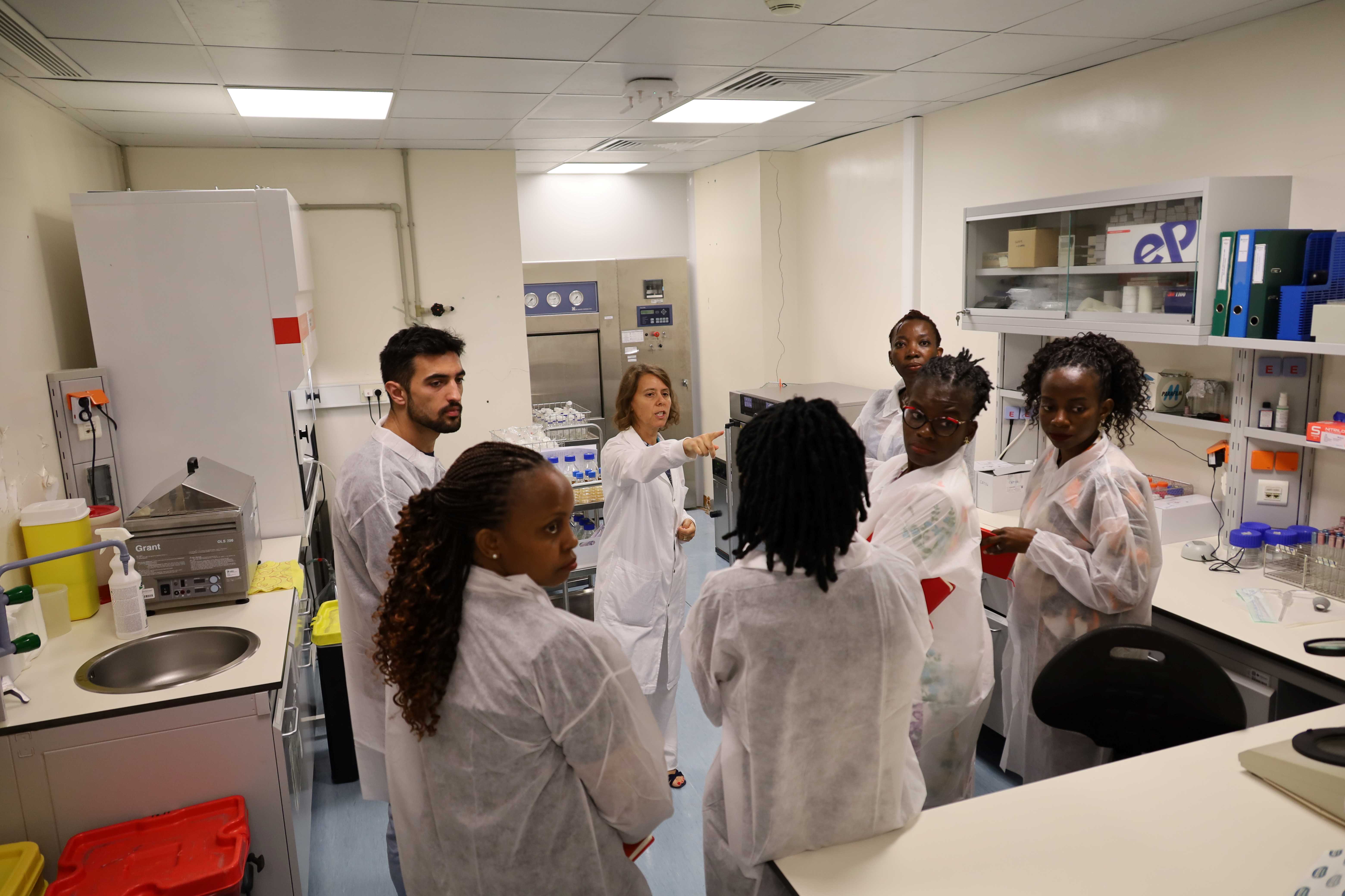Visitantes conhecem laboratório do Infarmed
