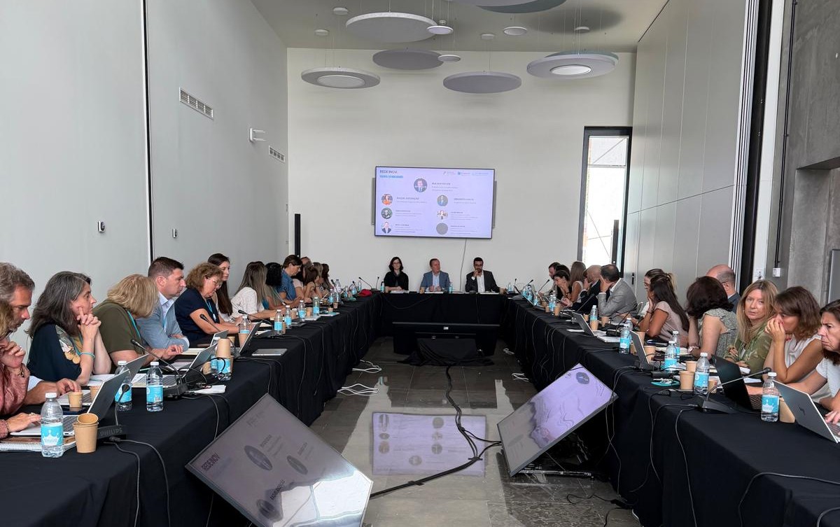 Vista da sala da reunião do Conselho Diretivo com diretores, assessores e restante equipa alargada de gestão